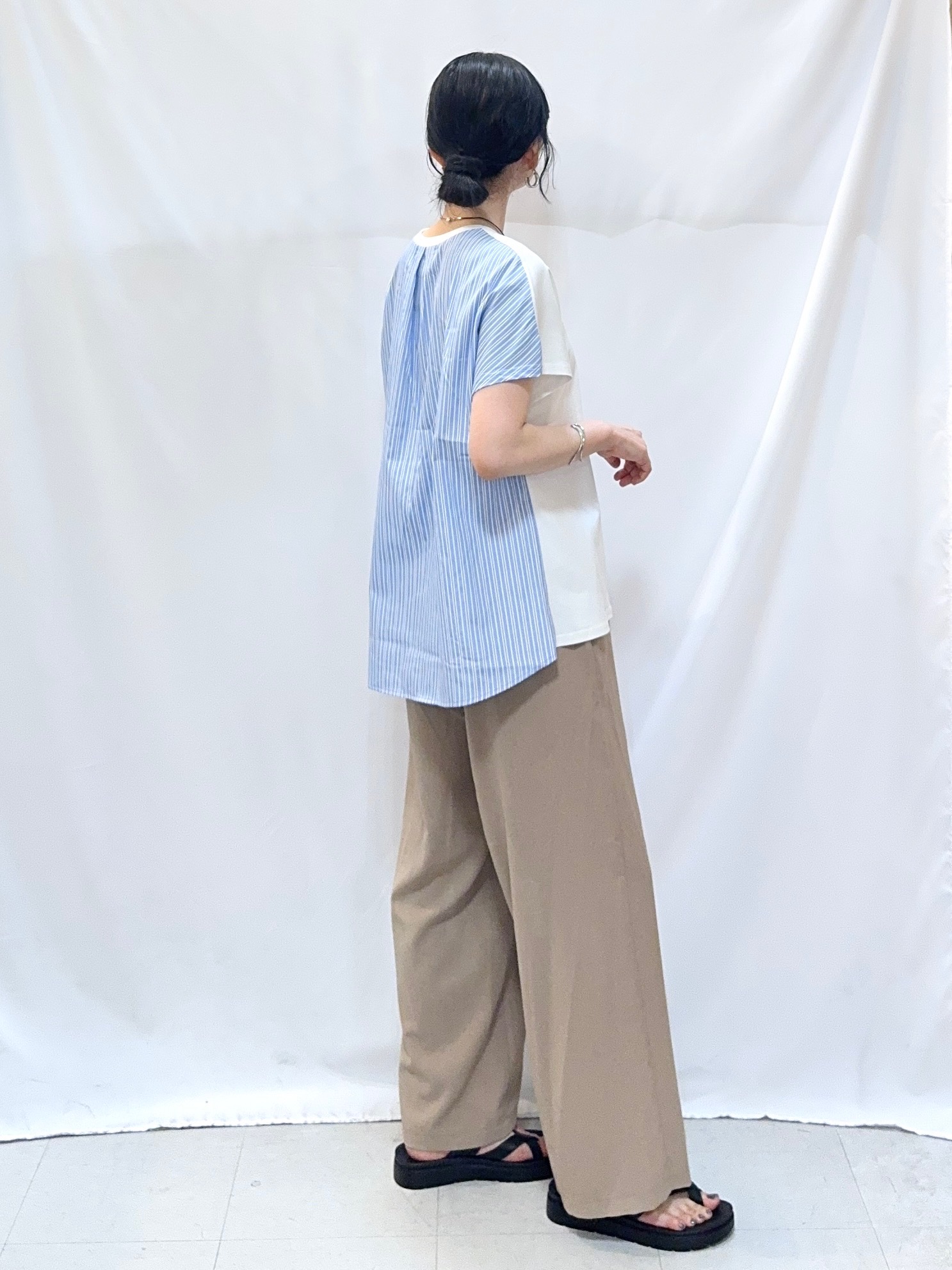 𝐇𝐢𝐫𝐨𝐦𝐢さんの「SHOO･LA･RUE｜【体型カバー/S-LL】インせず着られる 前後素材切替Tシャツ」を使ったコーディネート