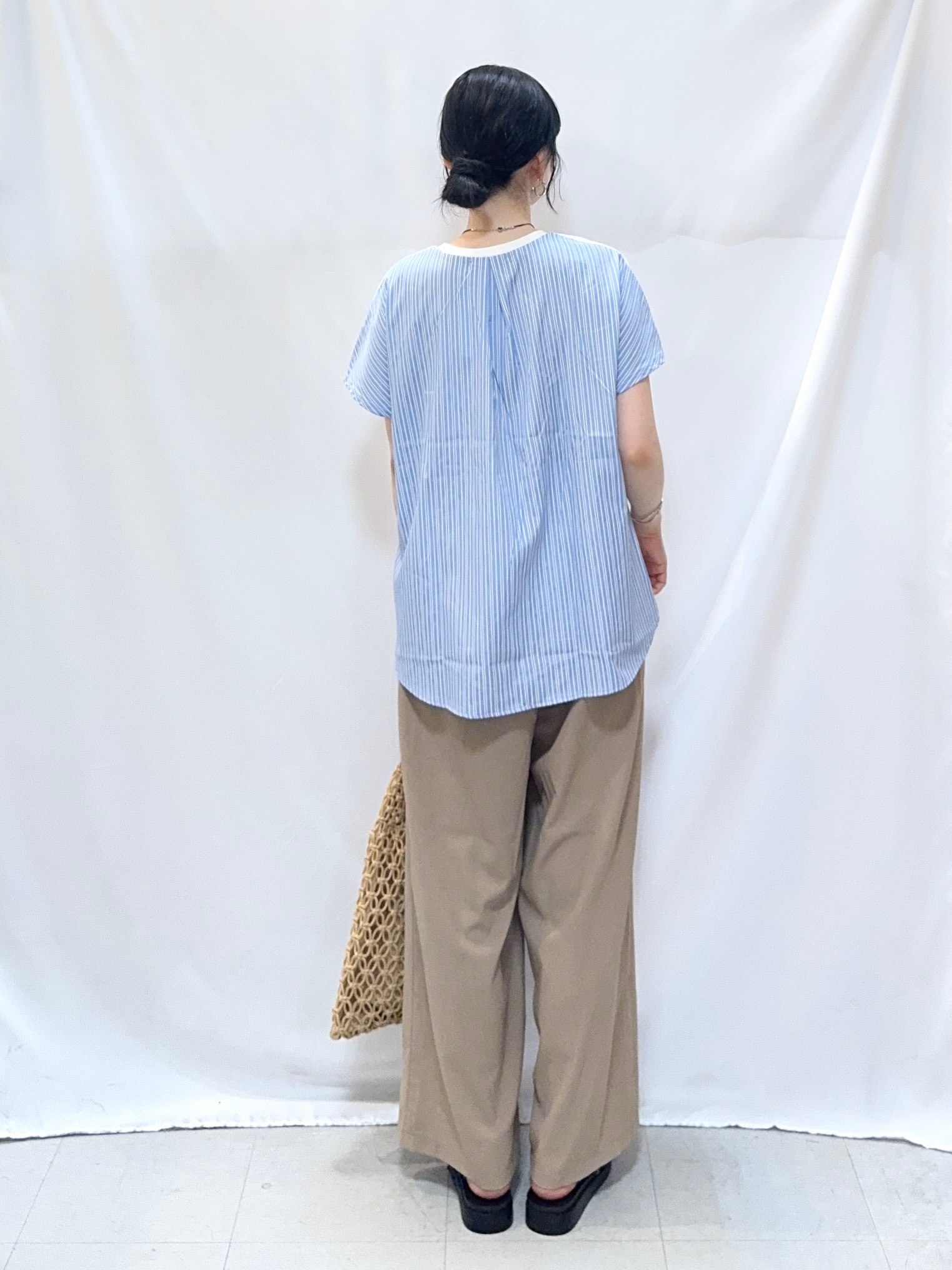 𝐇𝐢𝐫𝐨𝐦𝐢さんの「SHOO･LA･RUE｜【体型カバー/S-LL】インせず着られる 前後素材切替Tシャツ」を使ったコーディネート