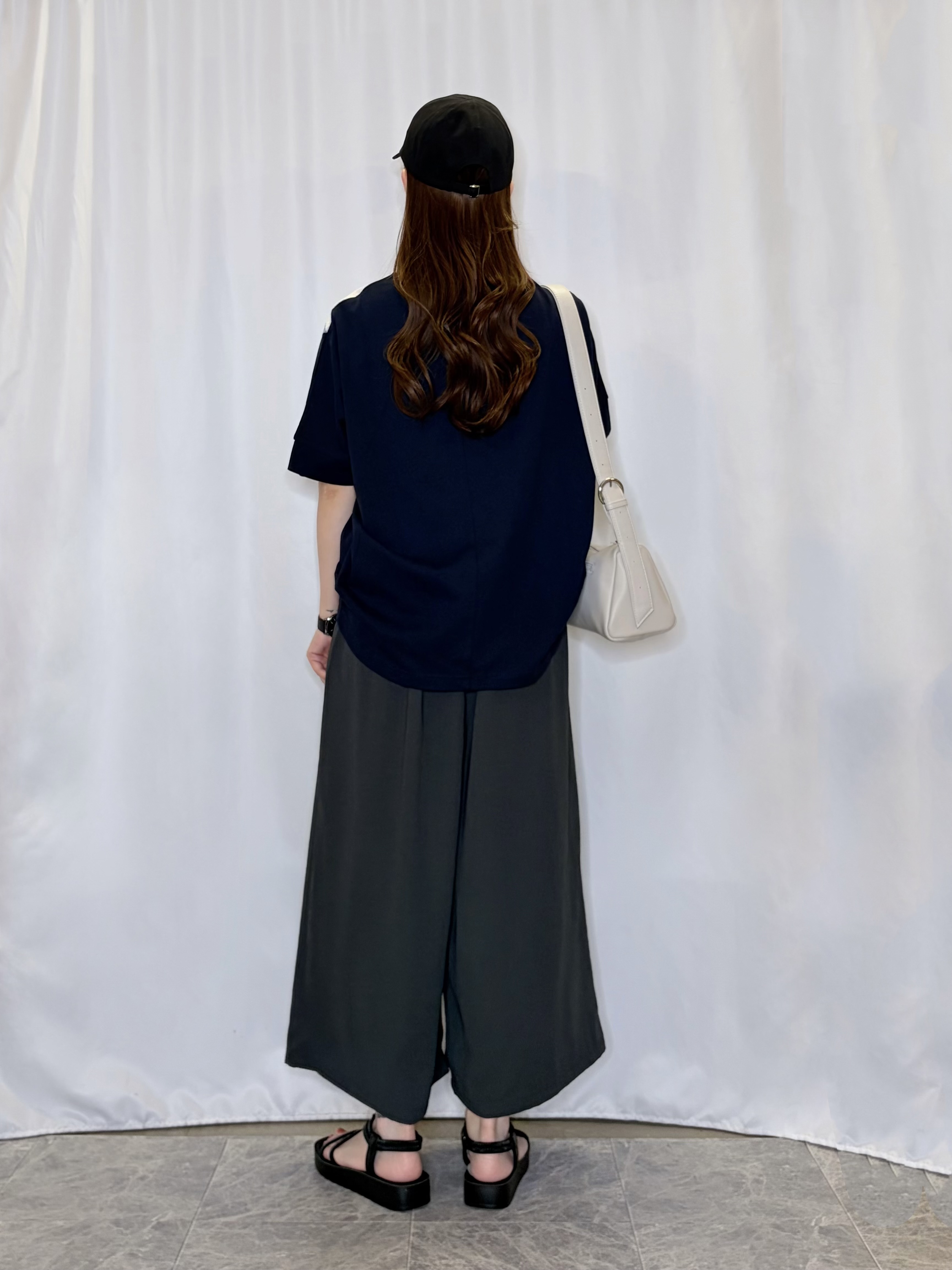 おうめさんの「SHOO･LA･RUE｜【S-LL/洗濯機可】インしないで着られる ななめ3段切り替えトップス」を使ったコーディネート