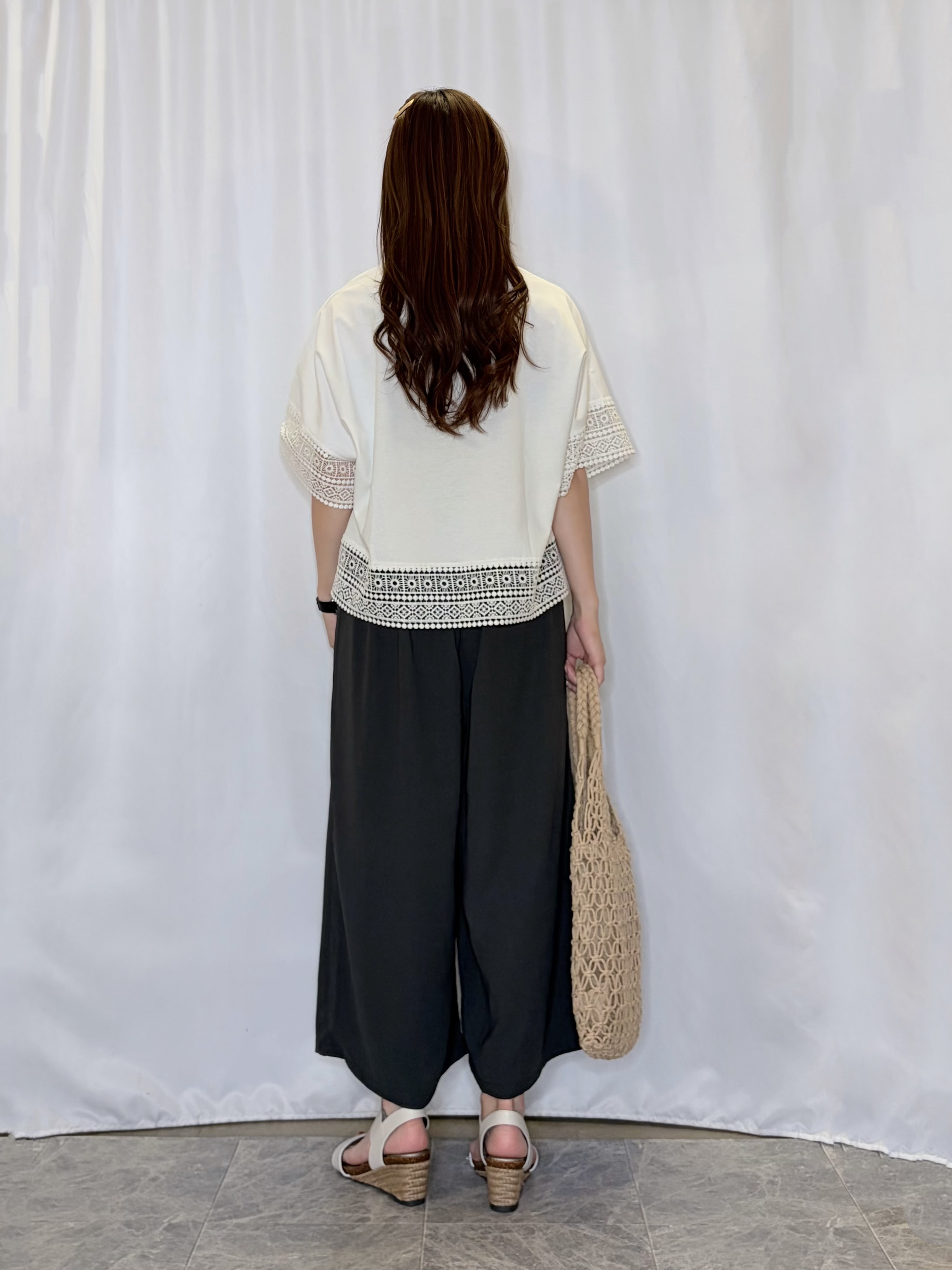 おうめさんの「SHOO･LA･RUE｜【洗濯機可/体型カバー/S-LL】レース使いがポイント デザインTシャツ」を使ったコーディネート