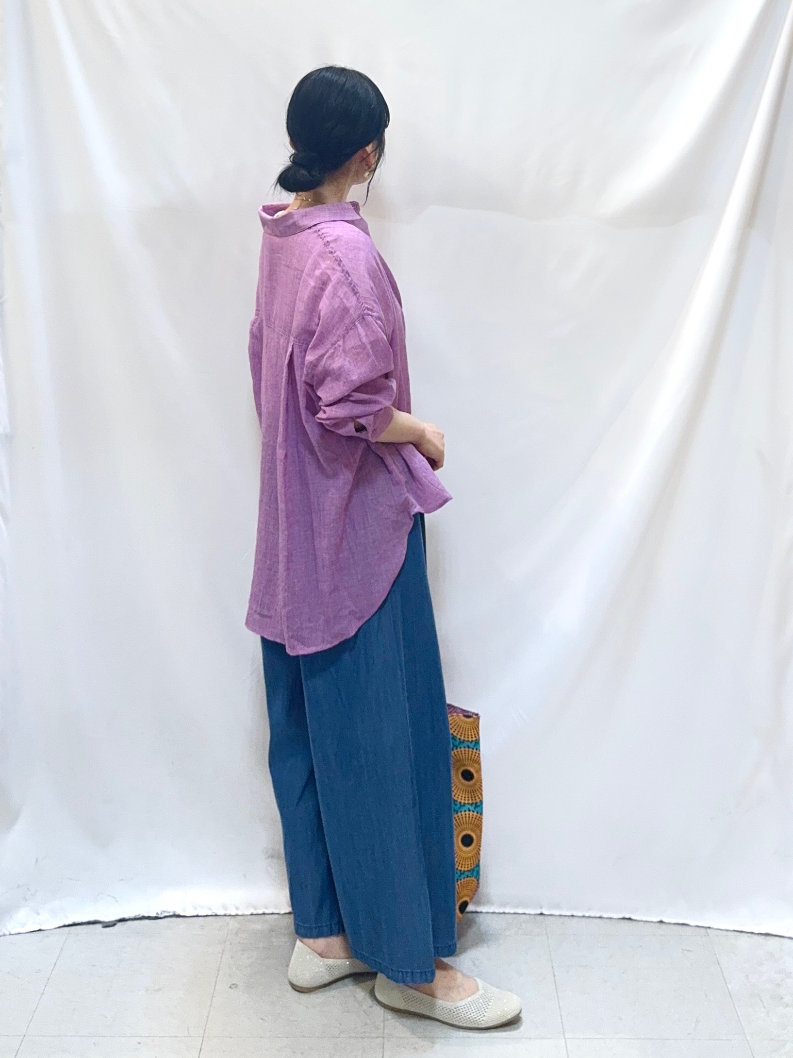 𝐇𝐢𝐫𝐨𝐦𝐢さんの「SHOO･LA･RUE｜【体型カバー】ふんわり質感 やわらかこなれシアーシャツ」を使ったコーディネート