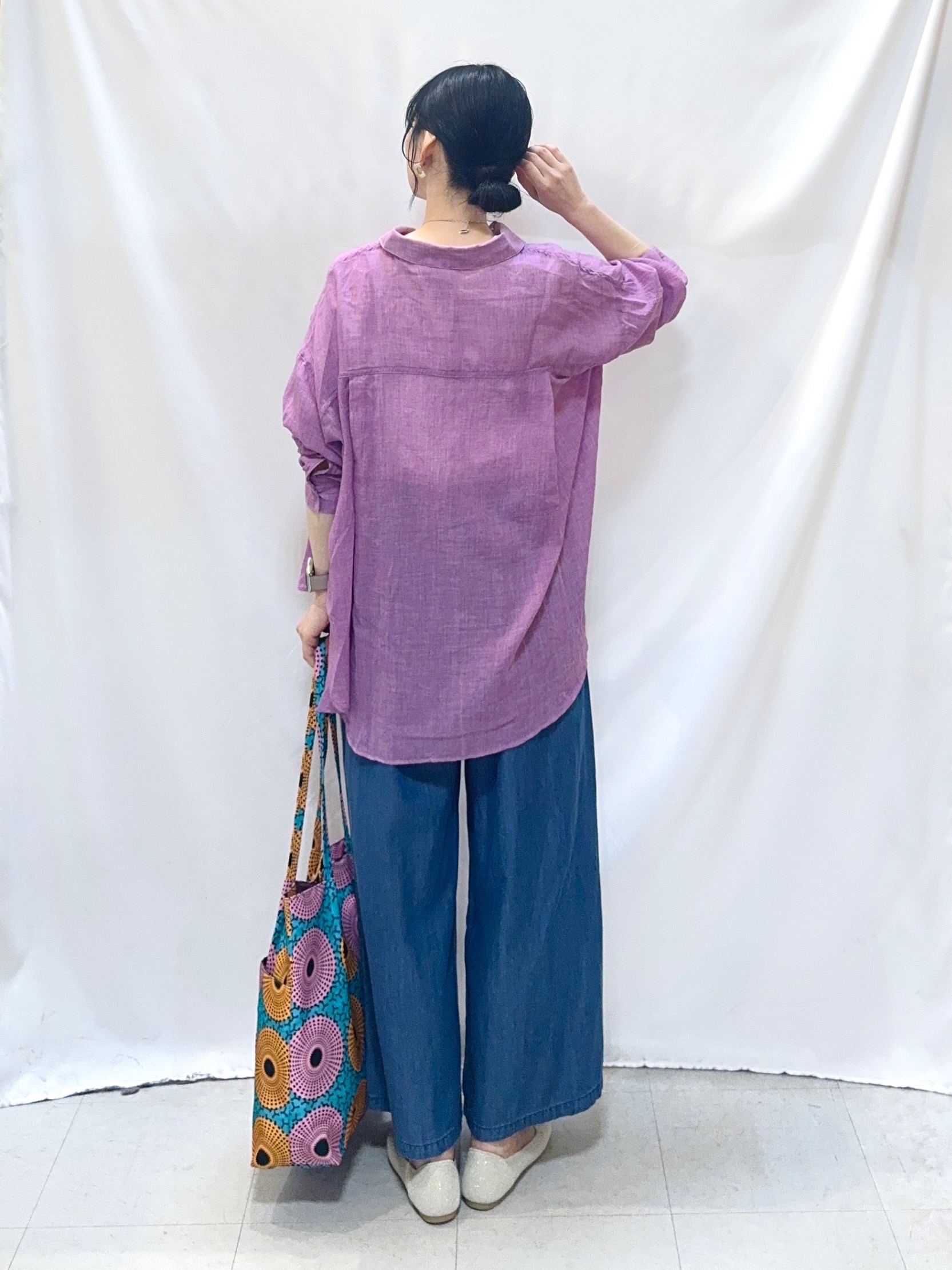 𝐇𝐢𝐫𝐨𝐦𝐢さんの「SHOO･LA･RUE｜【体型カバー】ふんわり質感 やわらかこなれシアーシャツ」を使ったコーディネート