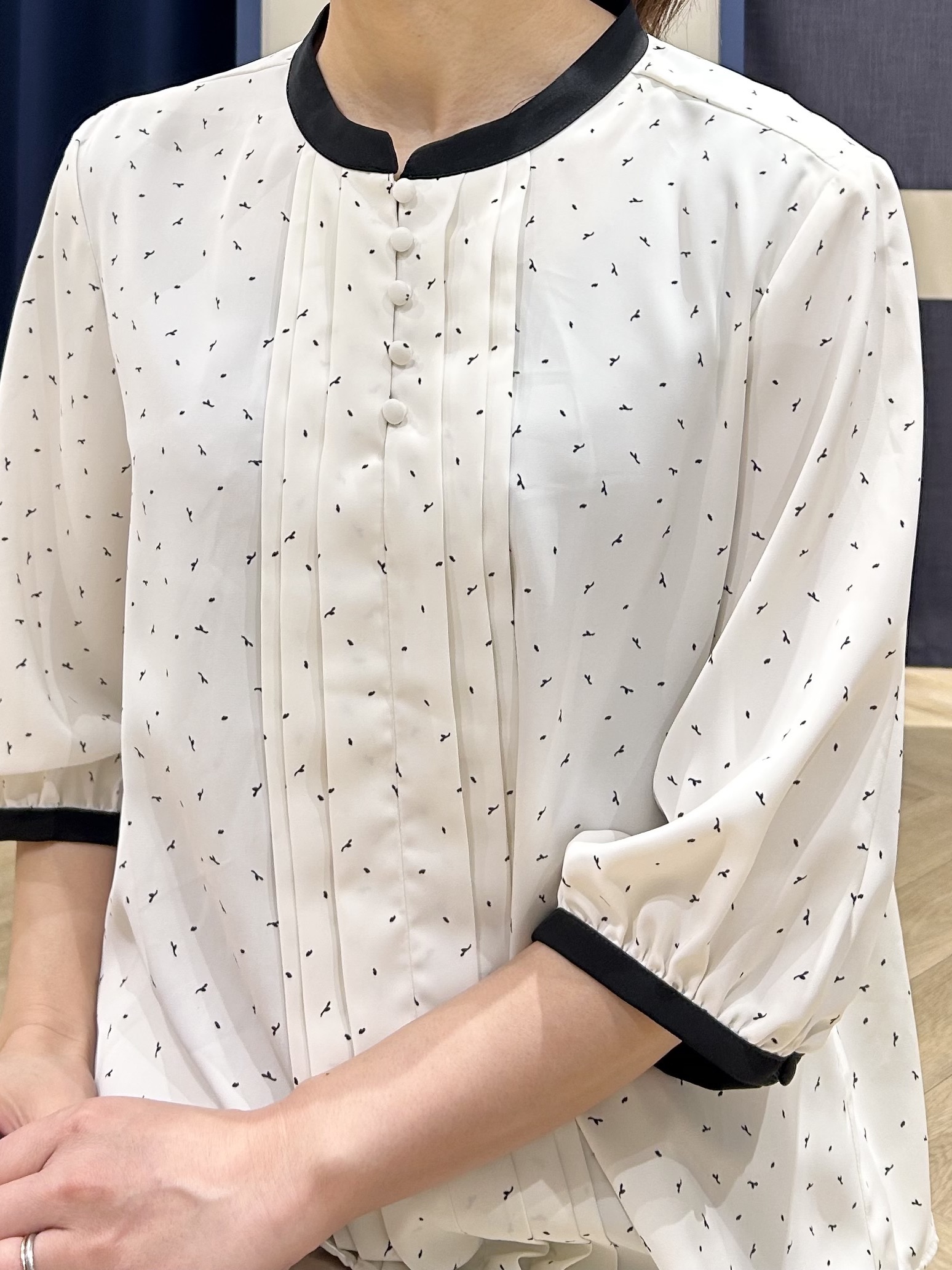 Orikaさんの「grove｜【二の腕カバー・お仕事】フロントタック配色ブラウス」を使ったコーディネート