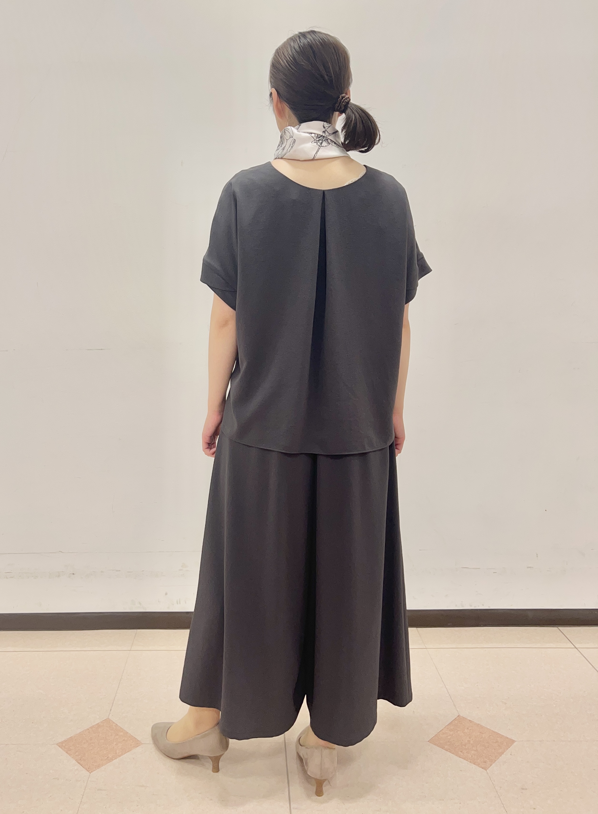 りおさんの「UNTITLED｜【セットアップ可/UVカット/前後2WAY】リラクシーフレンチスリーブブラウス」を使ったコーディネート