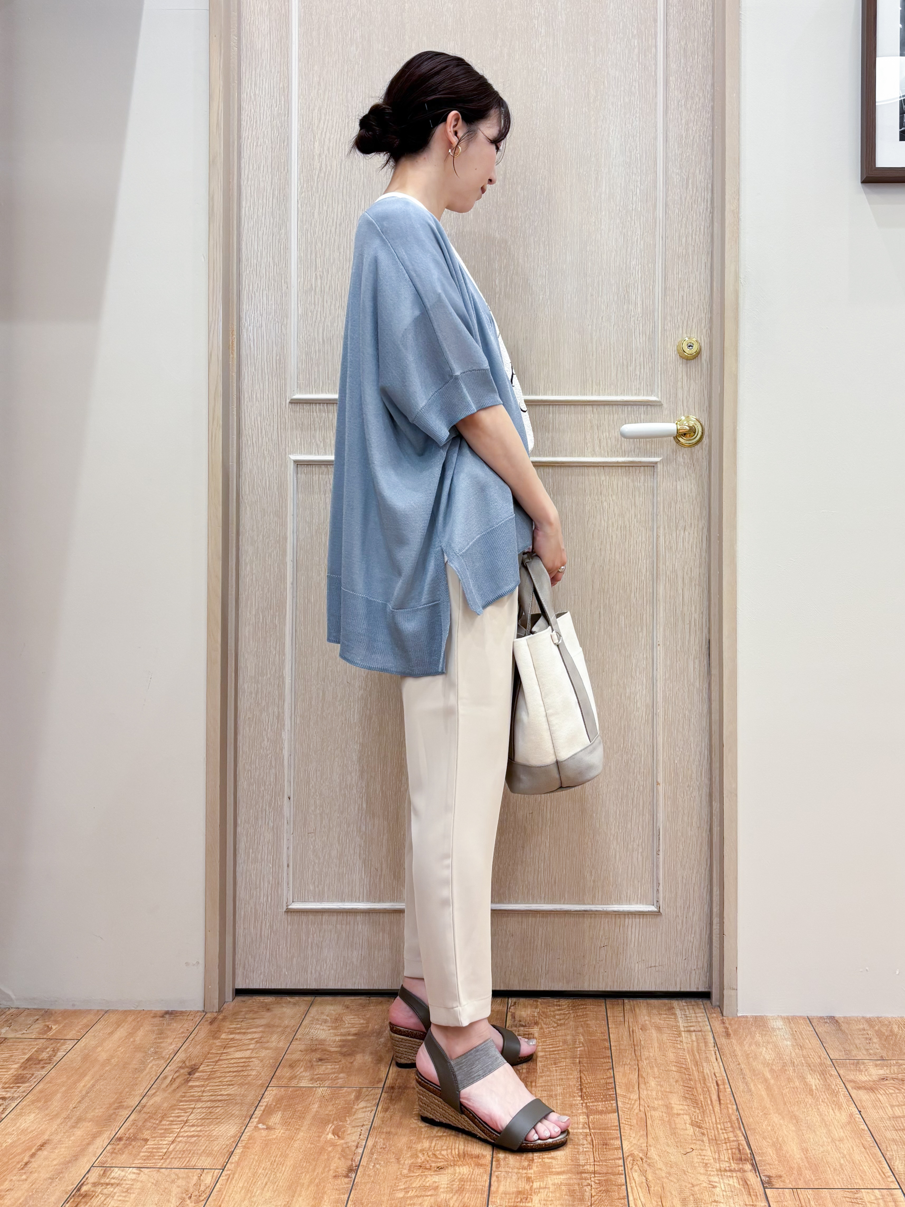 なみさんの「SHOO･LA･RUE｜【洗濯機可/体型カバー】上品ラメがきらめく シアーポンチョ風カーディガン」を使ったコーディネート