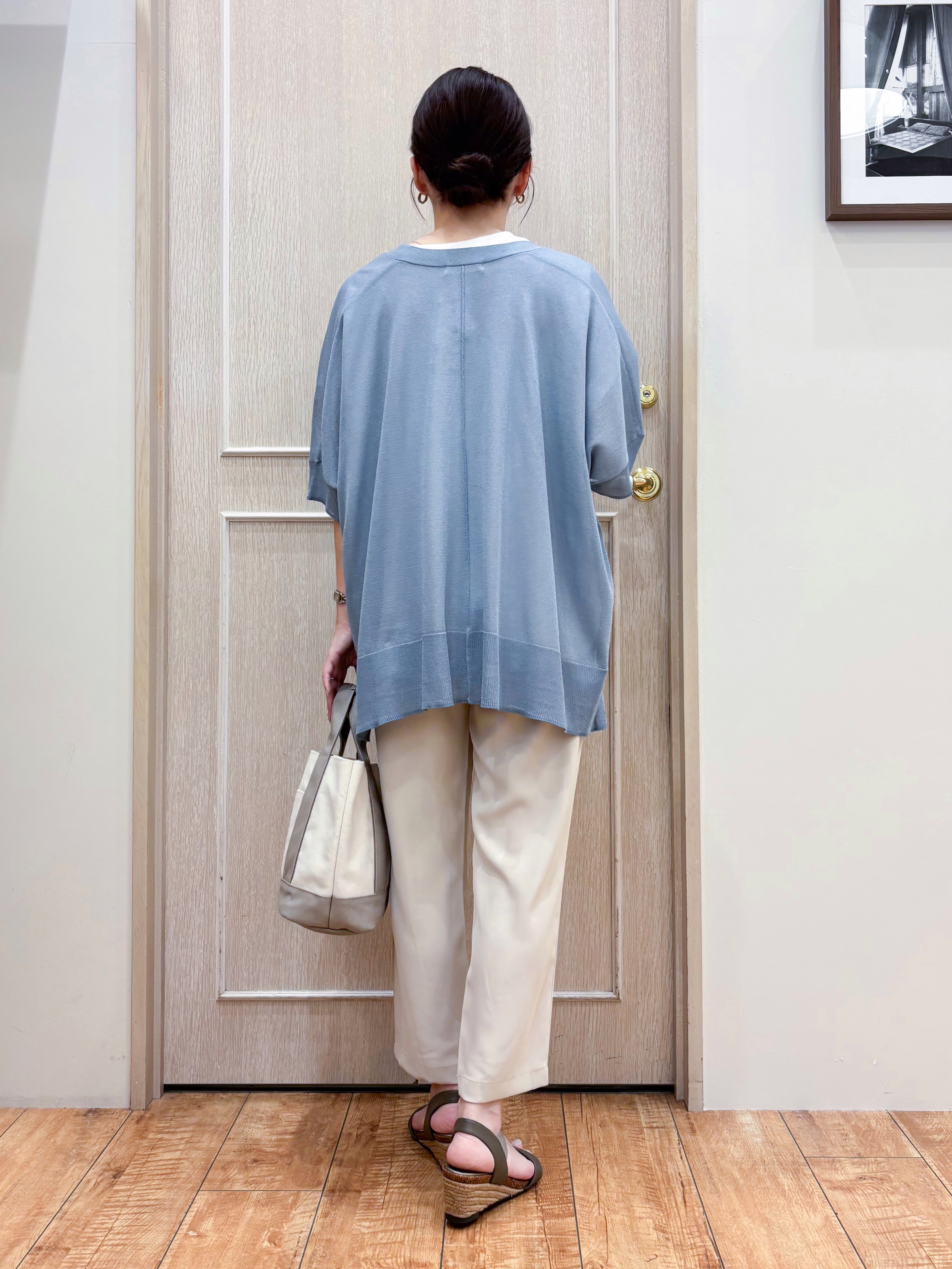 なみさんの「SHOO･LA･RUE｜【洗濯機可/体型カバー】上品ラメがきらめく シアーポンチョ風カーディガン」を使ったコーディネート