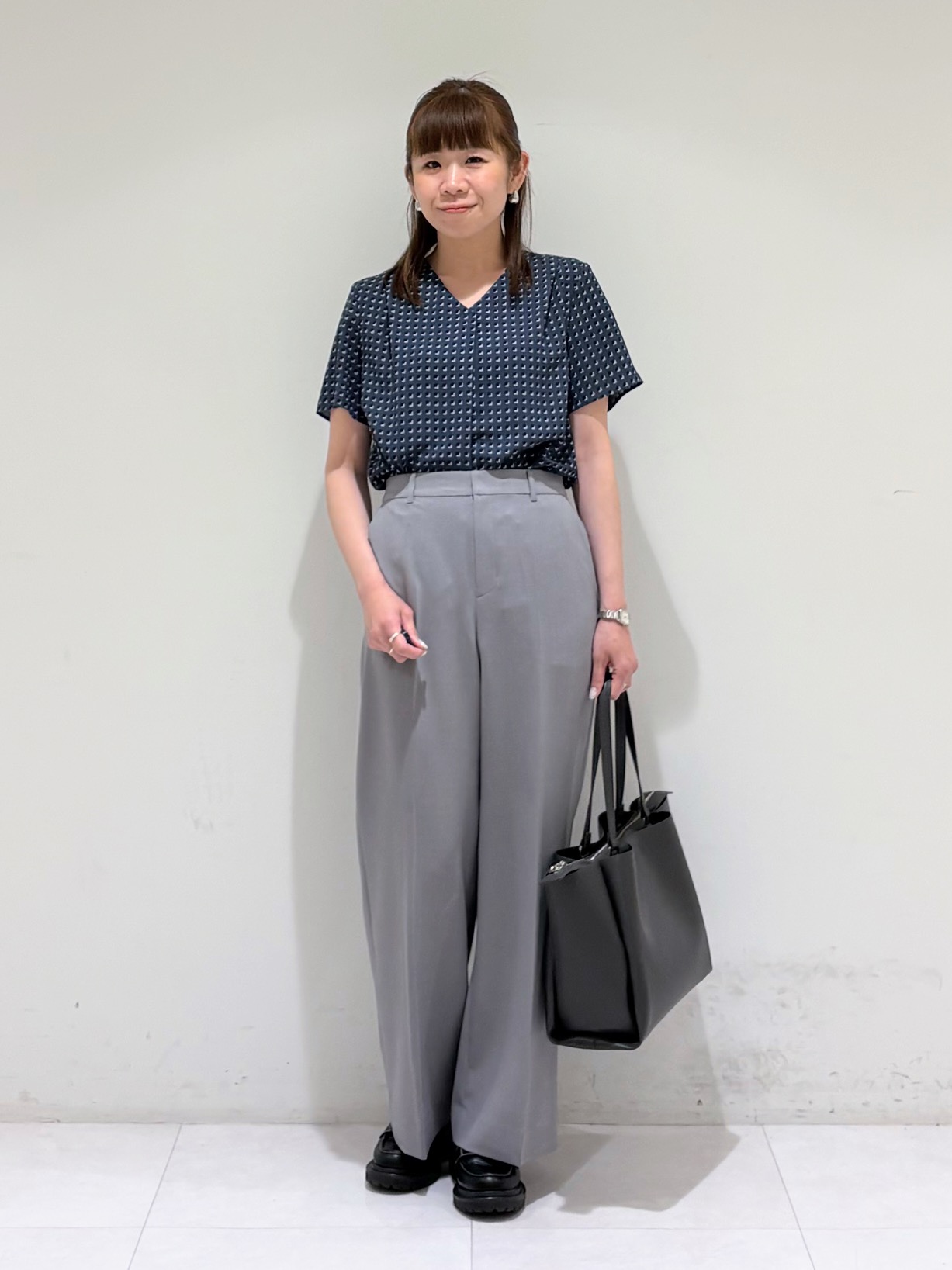 tsuyuさんの「INDIVI｜【洗える／UVケア】幾何学柄＆無地 タックVネック 半袖ブラウス」を使ったコーディネート