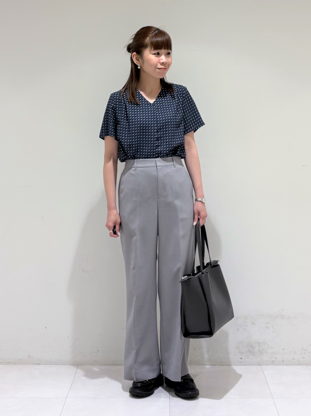 tsuyuさんの「INDIVI｜【洗える／UVケア】幾何学柄＆無地 タックVネック 半袖ブラウス」を使ったコーディネート