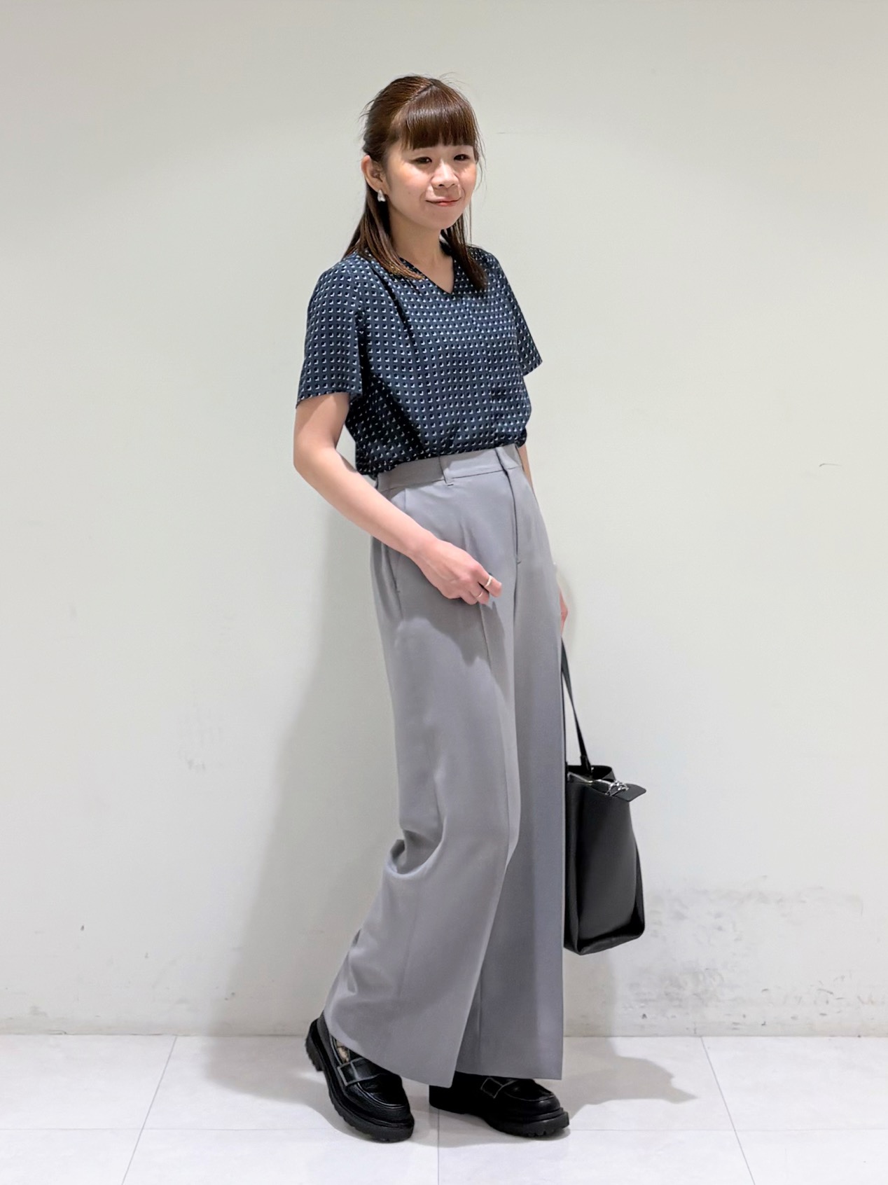 tsuyuさんの「INDIVI｜【洗える／UVケア】幾何学柄＆無地 タックVネック 半袖ブラウス」を使ったコーディネート