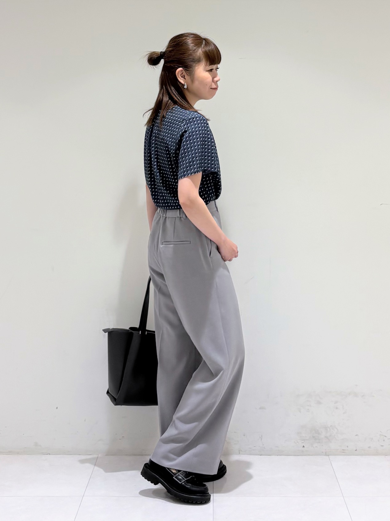 tsuyuさんの「INDIVI｜【洗える／UVケア】幾何学柄＆無地 タックVネック 半袖ブラウス」を使ったコーディネート
