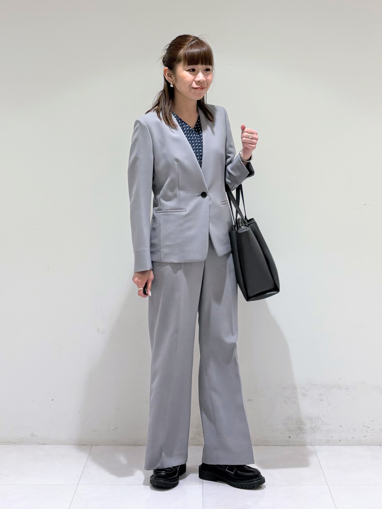 tsuyuさんの「INDIVI｜【洗える／UVケア】幾何学柄＆無地 タックVネック 半袖ブラウス」を使ったコーディネート