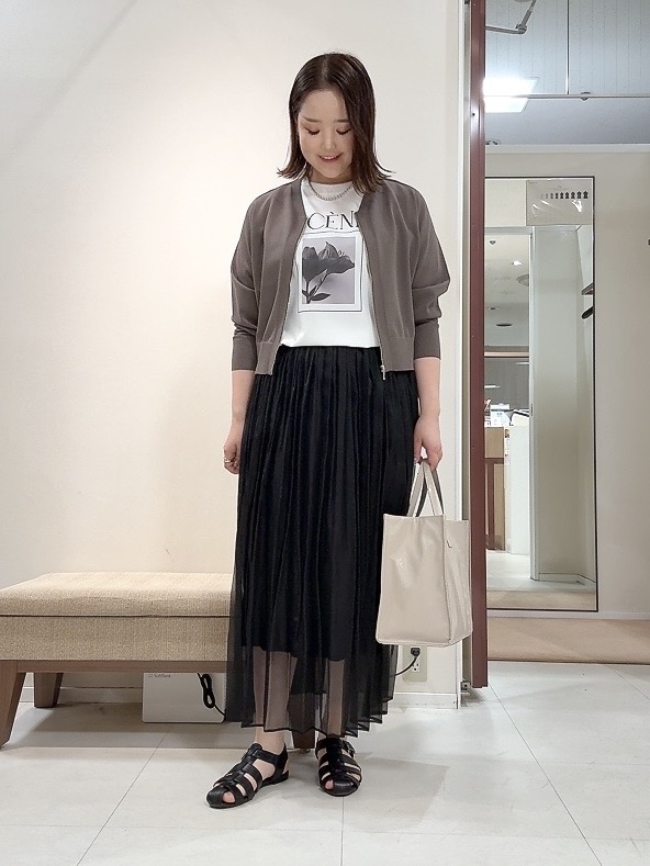 YUIさんの「UNTITLED｜【アンサンブル可/日除け・冷房対策】シアーレーヨンZIPカーディガン」を使ったコーディネート