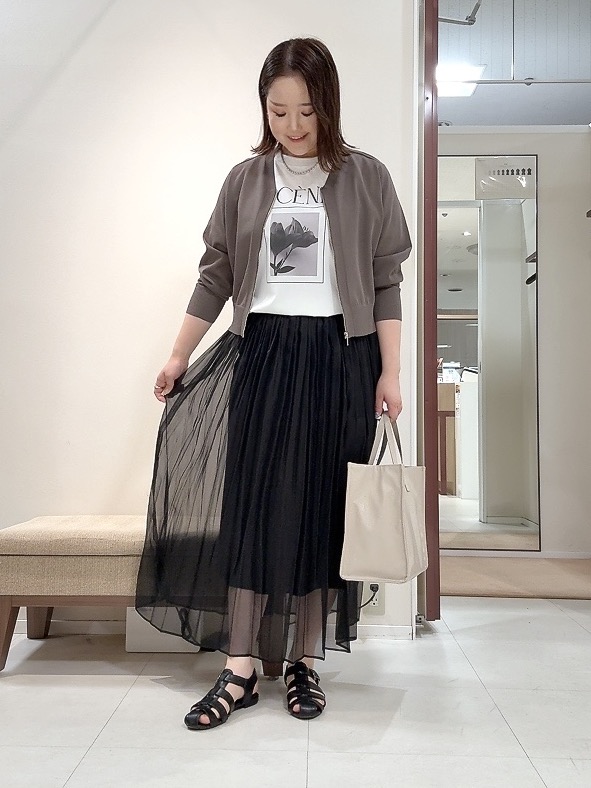 YUIさんの「UNTITLED｜【アンサンブル可/日除け・冷房対策】シアーレーヨンZIPカーディガン」を使ったコーディネート