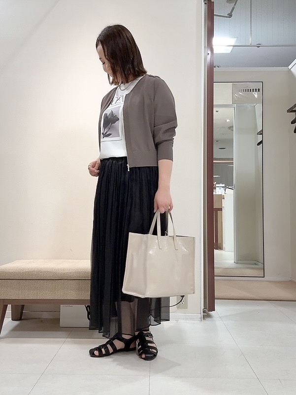 YUIさんの「UNTITLED｜【アンサンブル可/日除け・冷房対策】シアーレーヨンZIPカーディガン」を使ったコーディネート