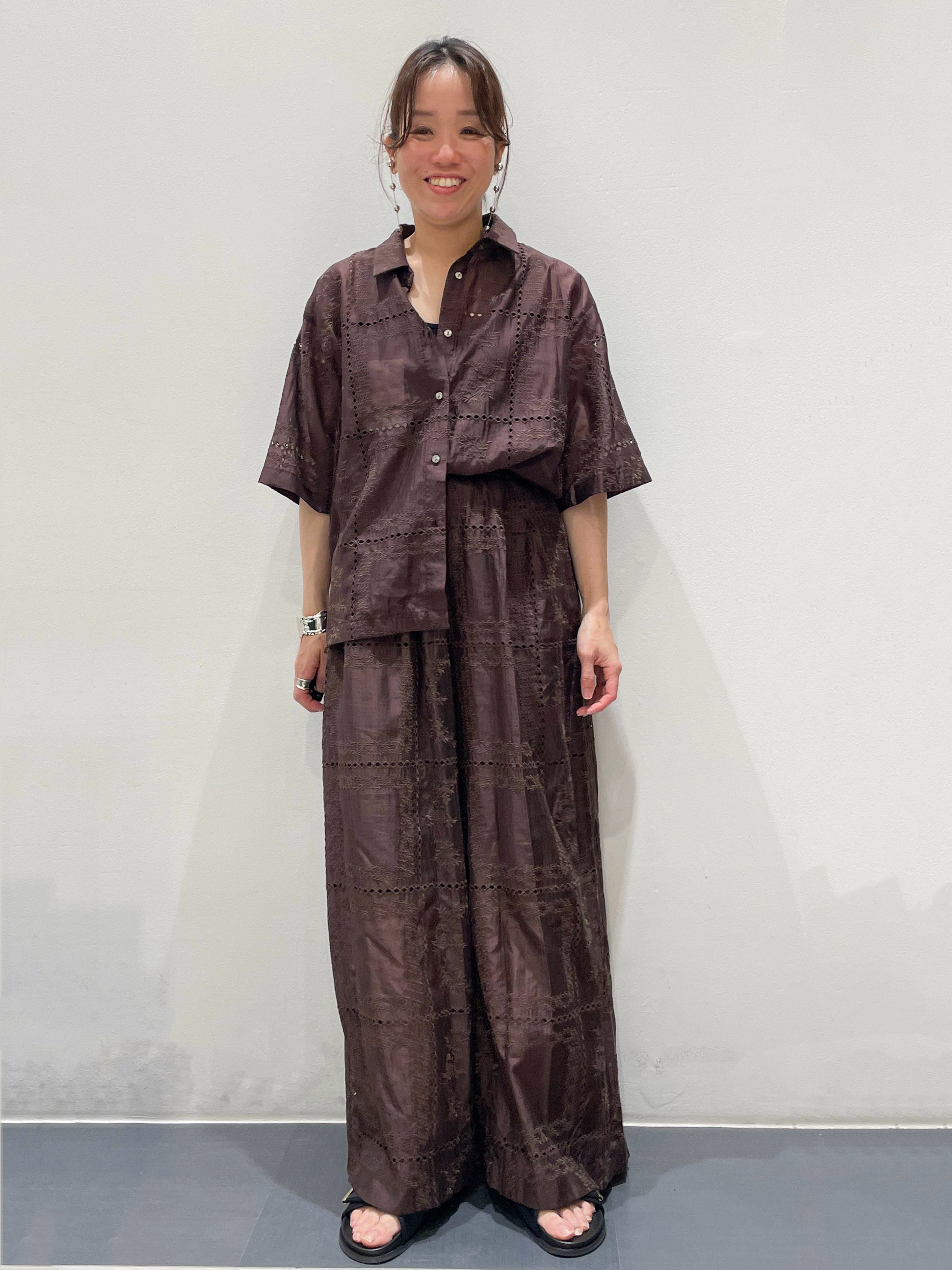 ともも。さんの「OPAQUE.CLIP｜刺繍ハーフスリーブシャツ／セットアップ対応可【洗濯機OK】」を使ったコーディネート