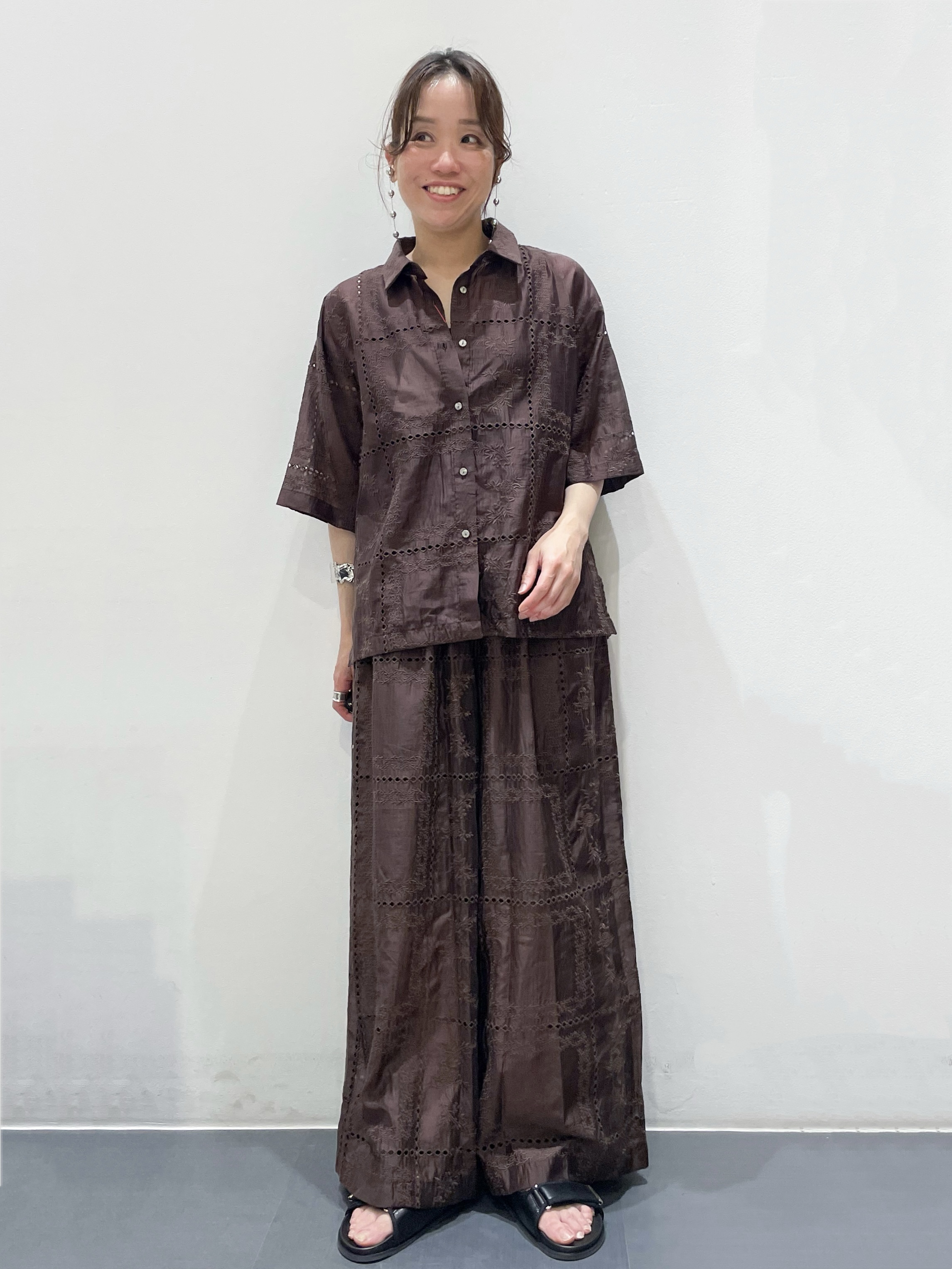 ともも。さんの「OPAQUE.CLIP｜刺繍ハーフスリーブシャツ／セットアップ対応可【洗濯機OK】」を使ったコーディネート