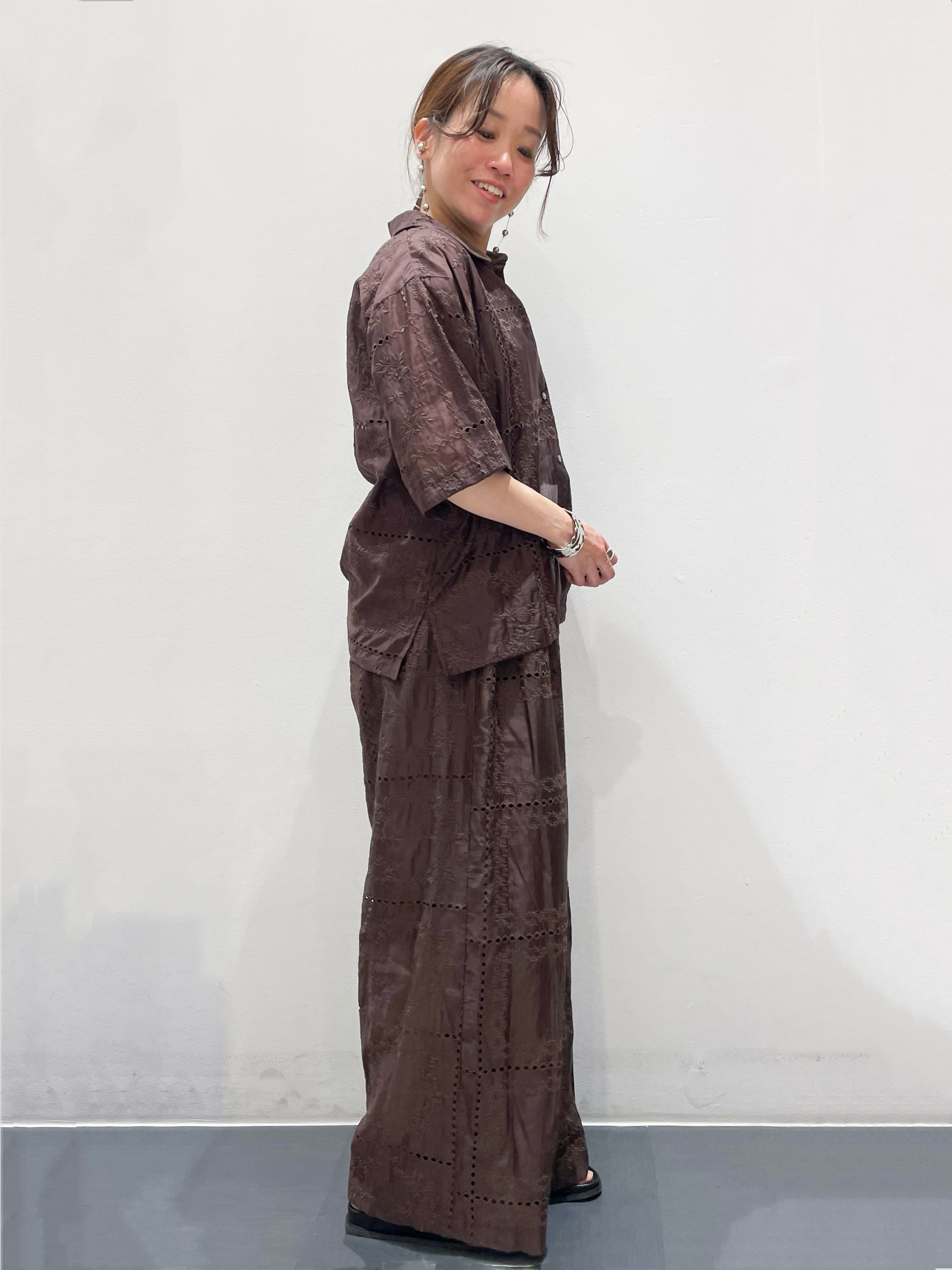 ともも。さんの「OPAQUE.CLIP｜刺繍ハーフスリーブシャツ／セットアップ対応可【洗濯機OK】」を使ったコーディネート