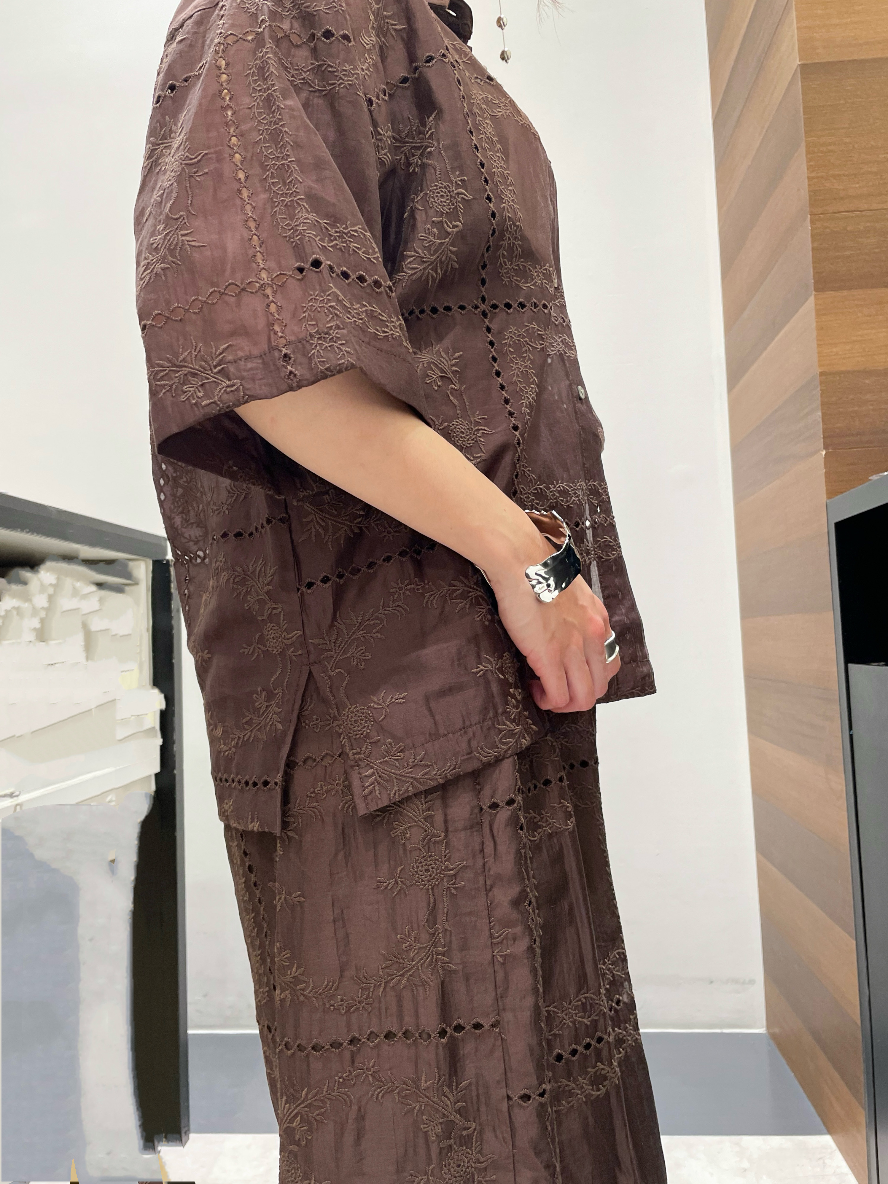 ともも。さんの「OPAQUE.CLIP｜刺繍ハーフスリーブシャツ／セットアップ対応可【洗濯機OK】」を使ったコーディネート