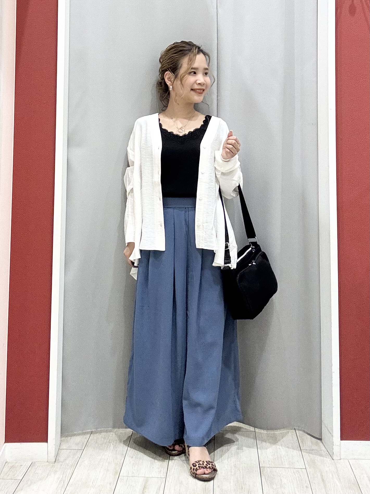 shioさんの「SHOO･LA･RUE｜【洗濯機可/S-LL】お顔周りすっきり 大人のシアーシャツカーディガン」を使ったコーディネート