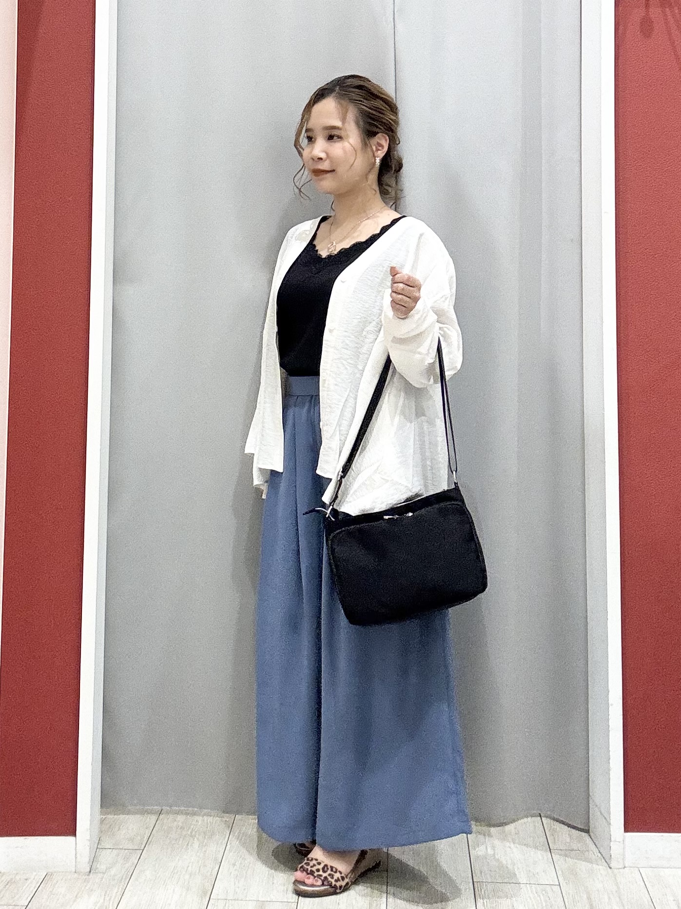 shioさんの「SHOO･LA･RUE｜【洗濯機可/S-LL】お顔周りすっきり 大人のシアーシャツカーディガン」を使ったコーディネート