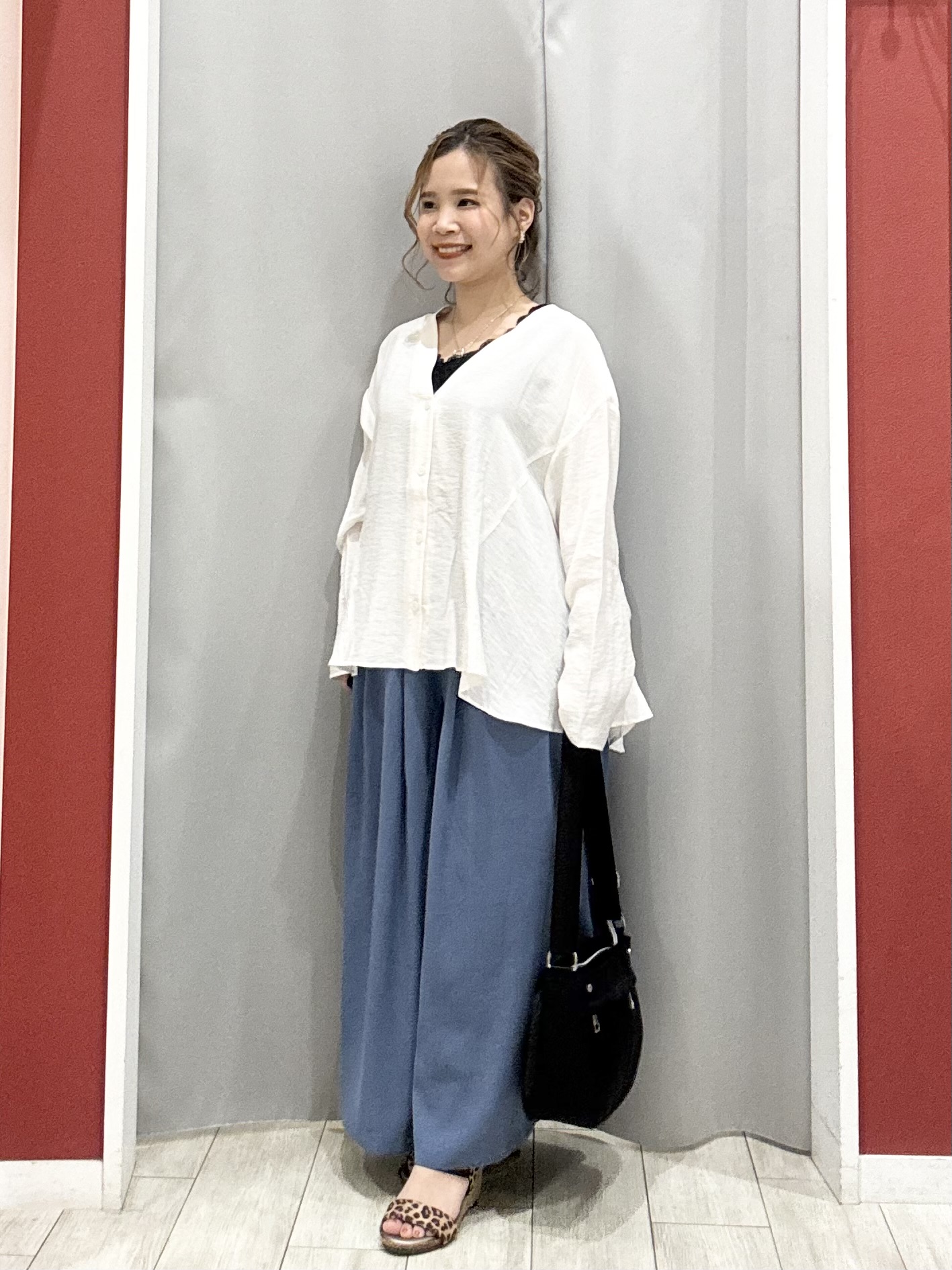 shioさんの「SHOO･LA･RUE｜【洗濯機可/S-LL】お顔周りすっきり 大人のシアーシャツカーディガン」を使ったコーディネート