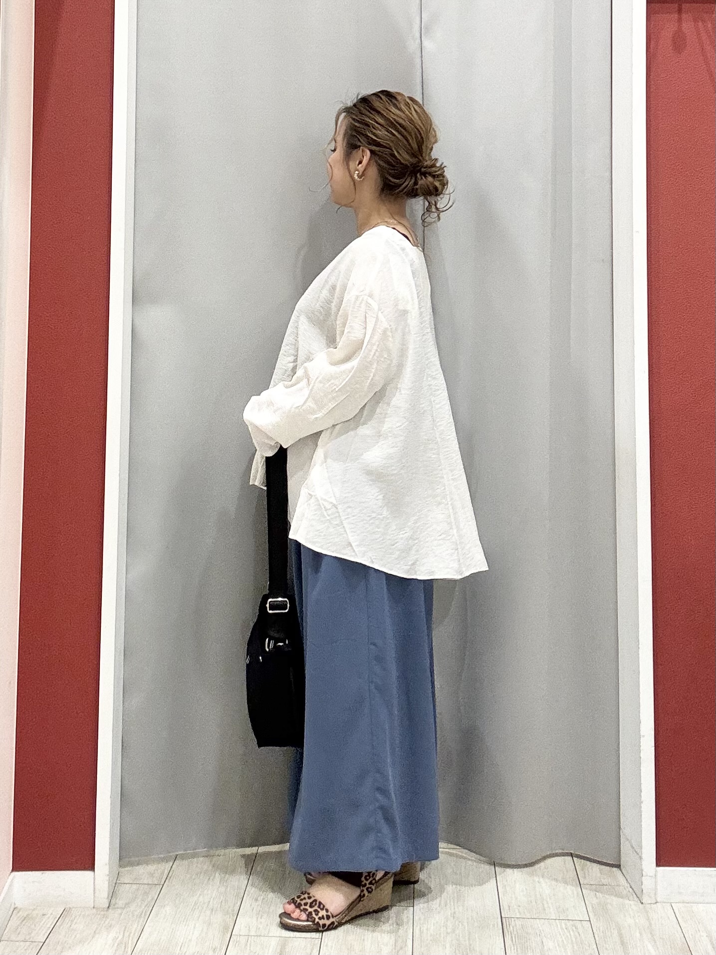 shioさんの「SHOO･LA･RUE｜【洗濯機可/S-LL】お顔周りすっきり 大人のシアーシャツカーディガン」を使ったコーディネート