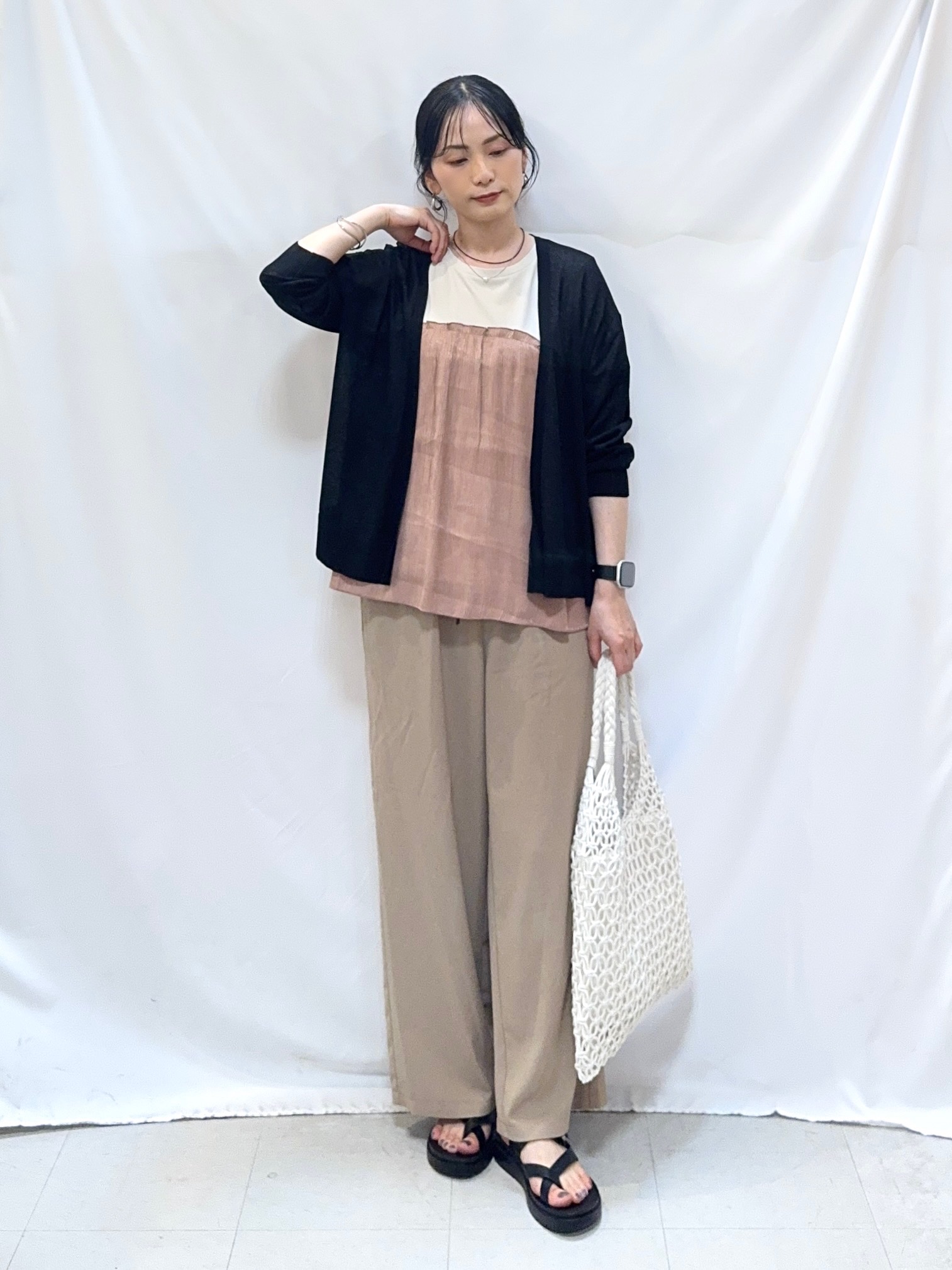 𝐇𝐢𝐫𝐨𝐦𝐢さんの「SHOO･LA･RUE｜【洗濯機可/S-LL】オンにもオフにも マルチに使えるボタンレスカーディガン」を使ったコーディネート