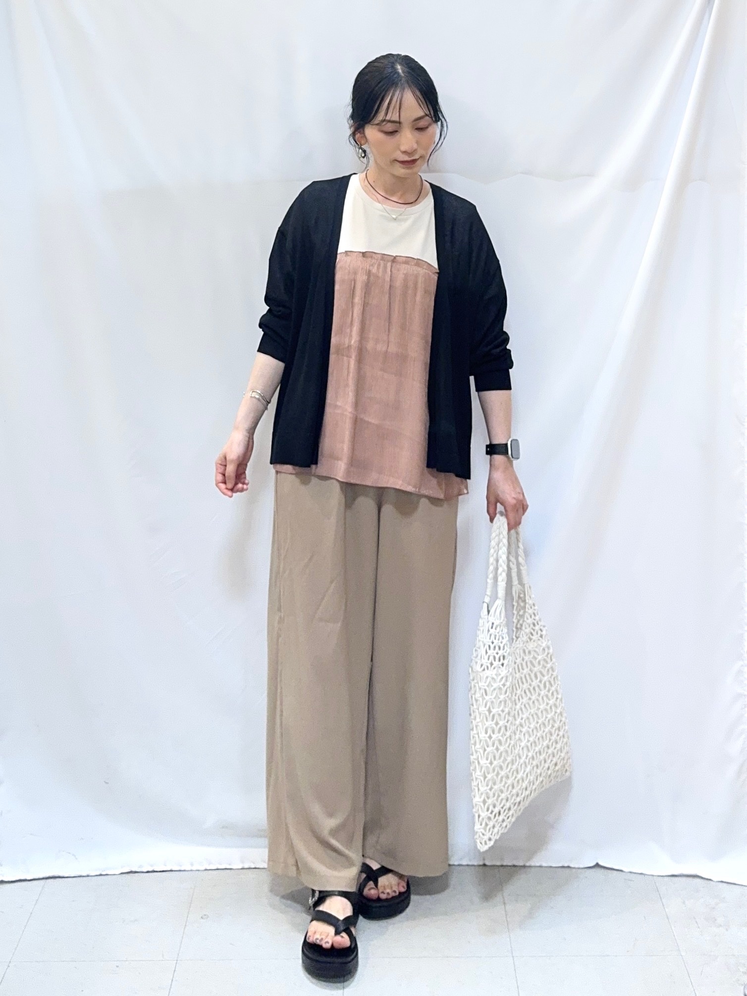 𝐇𝐢𝐫𝐨𝐦𝐢さんの「SHOO･LA･RUE｜【洗濯機可/S-LL】オンにもオフにも マルチに使えるボタンレスカーディガン」を使ったコーディネート