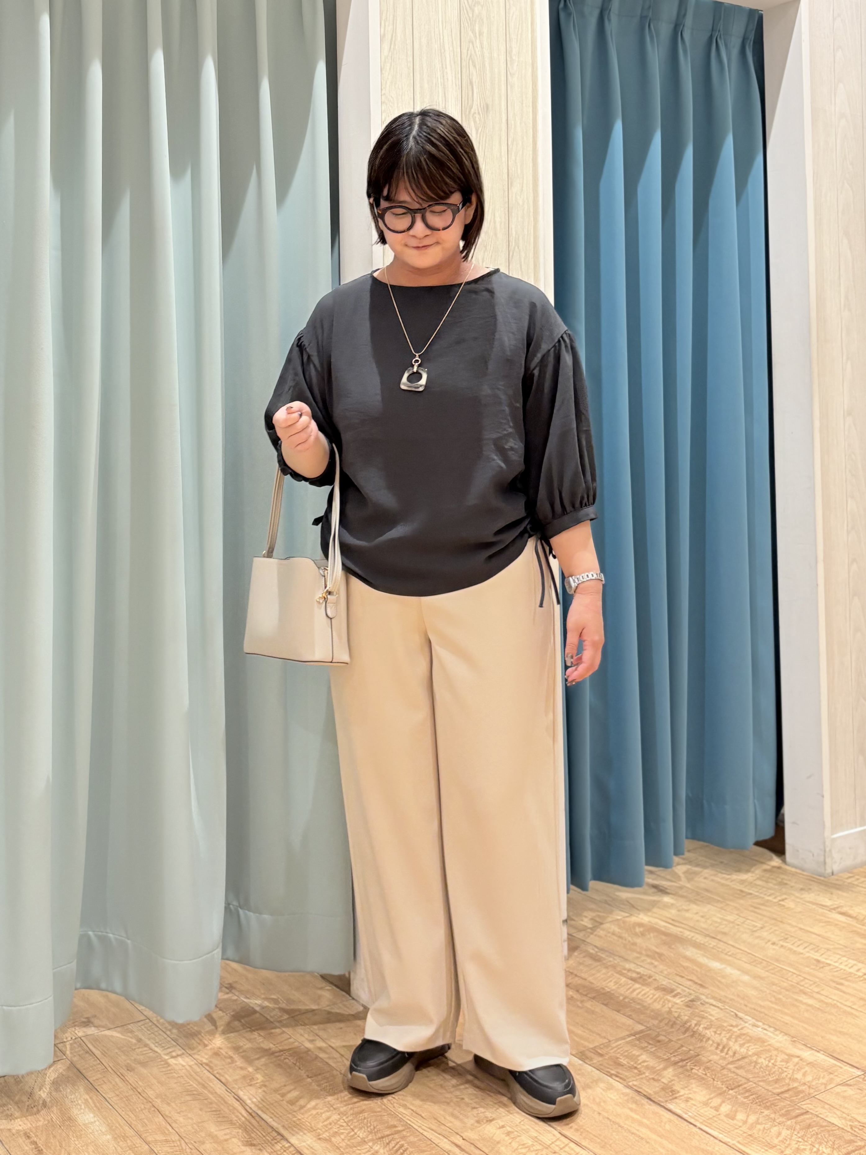 砂糖さんの「SHOO･LA･RUE｜【セットアップ可/S-LL/洗濯機可】体型カバーも叶う さらり麻調シャーリングブラウス」を使ったコーディネート
