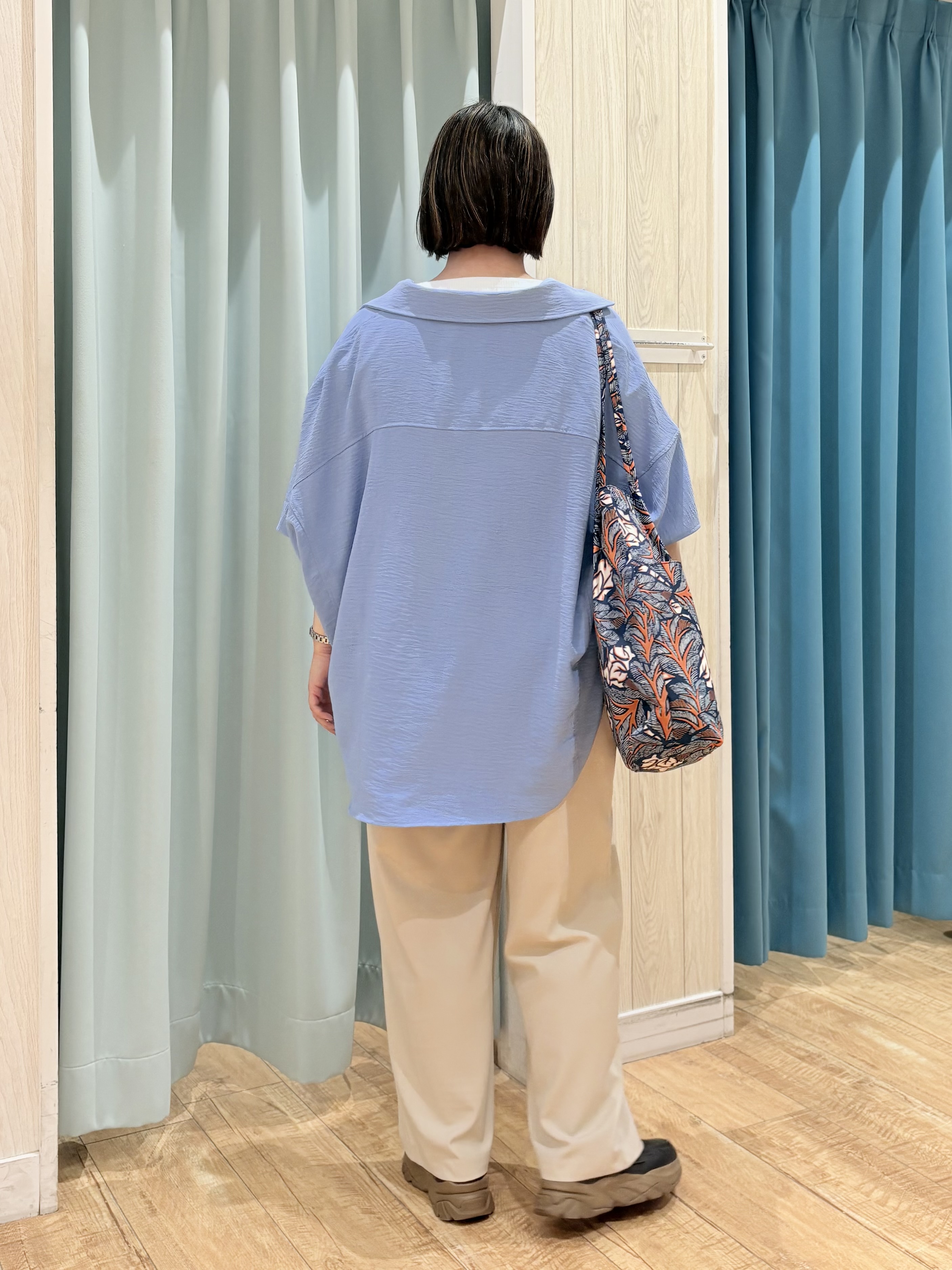 砂糖さんの「SHOO･LA･RUE｜【高レビュー/洗濯後しわになりにくい/体型カバー】きちんとゆるっと 大人の抜け感 ポンチョ風カラーシ」を使ったコーディネート