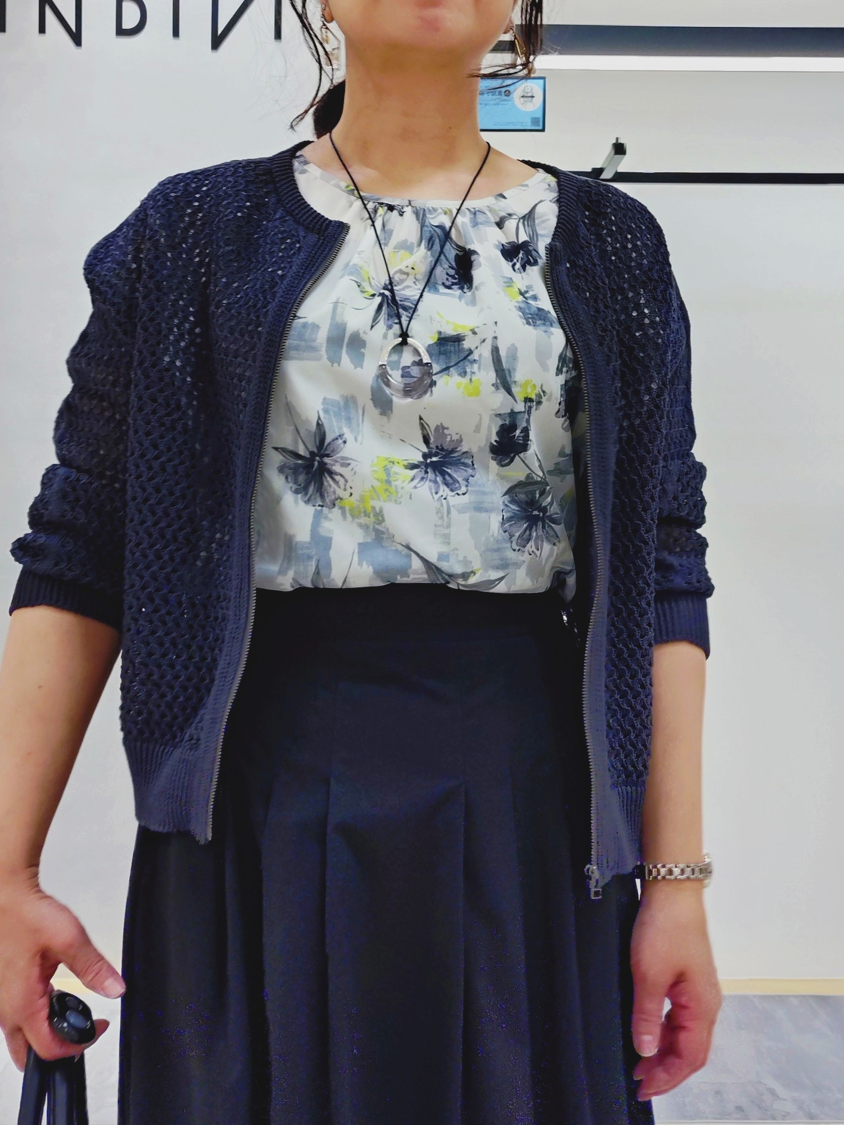 TOMOMIさんの「INDIVI｜【撥水／UVケア／SETUP可能】軽量マキシ丈タックスカート」を使ったコーディネート