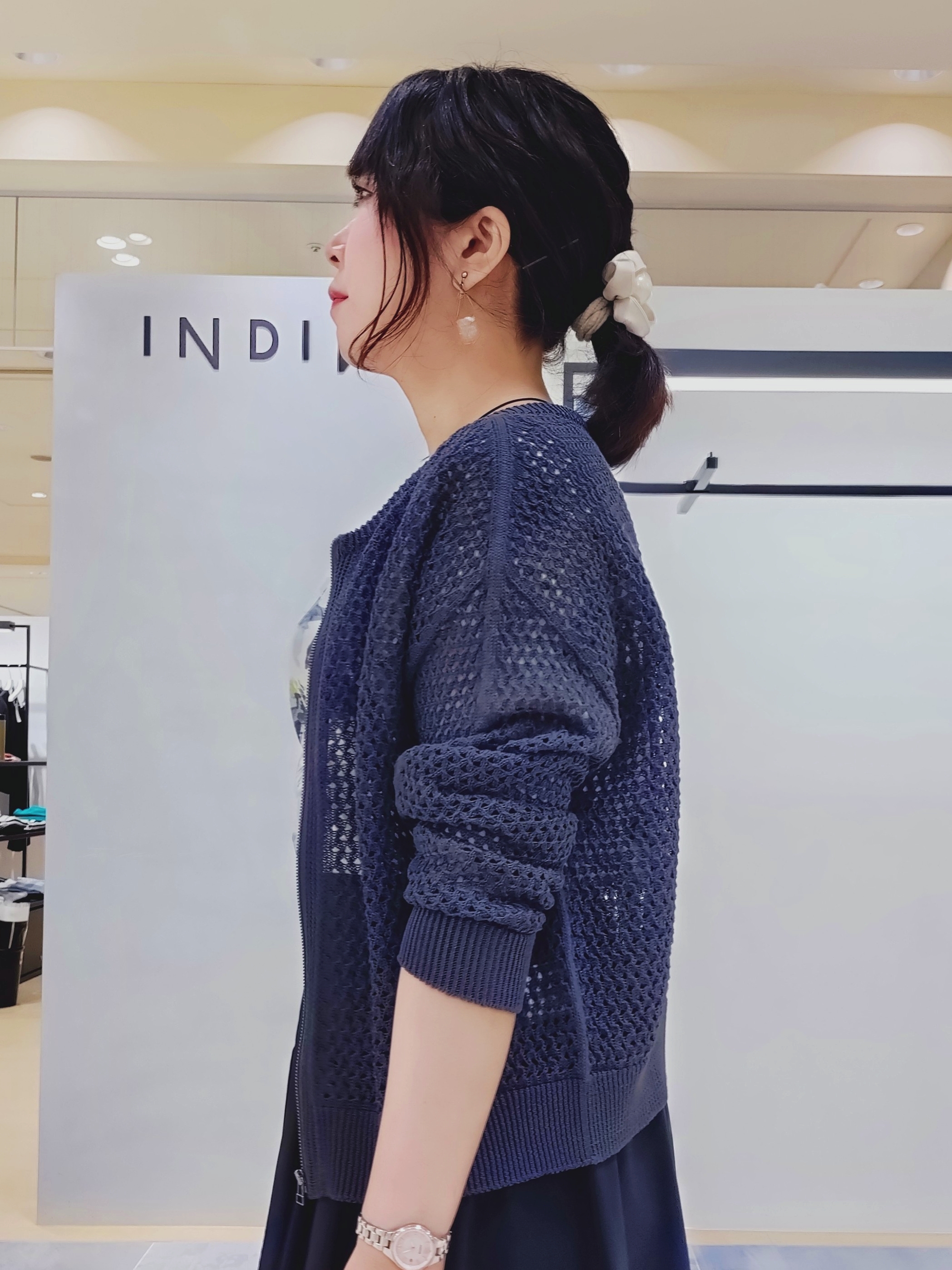 TOMOMIさんの「INDIVI｜【撥水／UVケア／SETUP可能】軽量マキシ丈タックスカート」を使ったコーディネート