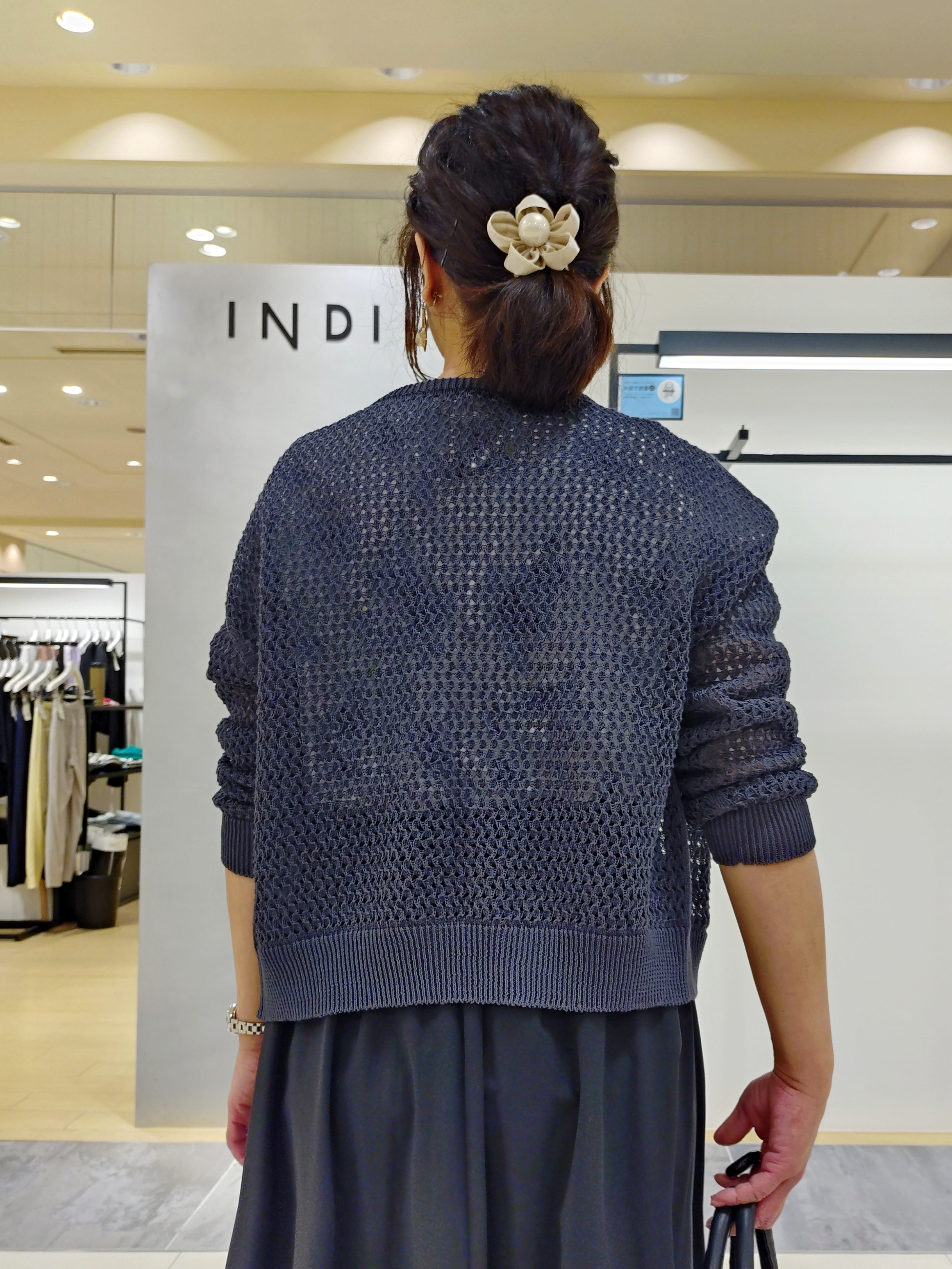 TOMOMIさんの「INDIVI｜【撥水／UVケア／SETUP可能】軽量マキシ丈タックスカート」を使ったコーディネート
