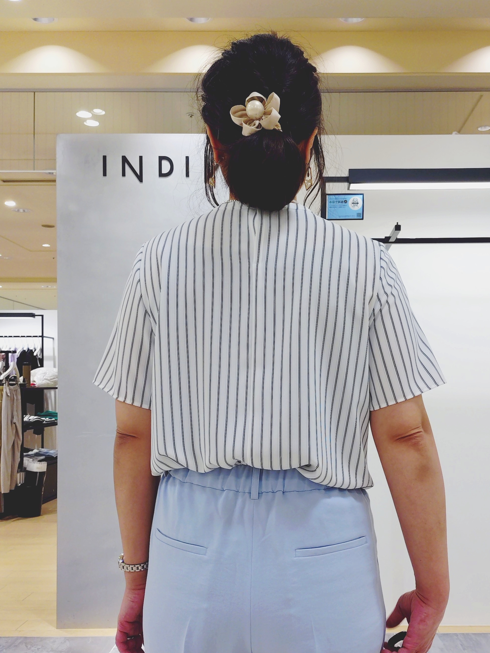 TOMOMIさんの「INDIVI｜【洗える／UVケア／SETUP可】着る日傘ワイドパンツ」を使ったコーディネート