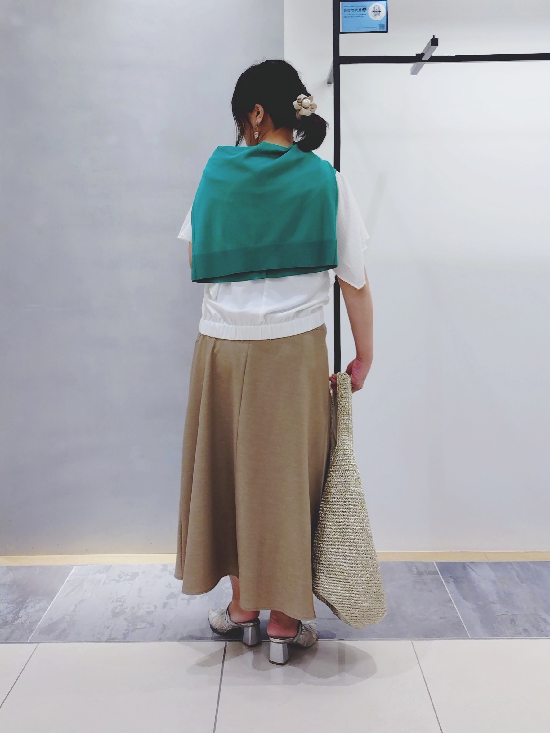 TOMOMIさんの「INDIVI｜【大人カジュアル】メタリックかぎ編みボトルバッグ」を使ったコーディネート