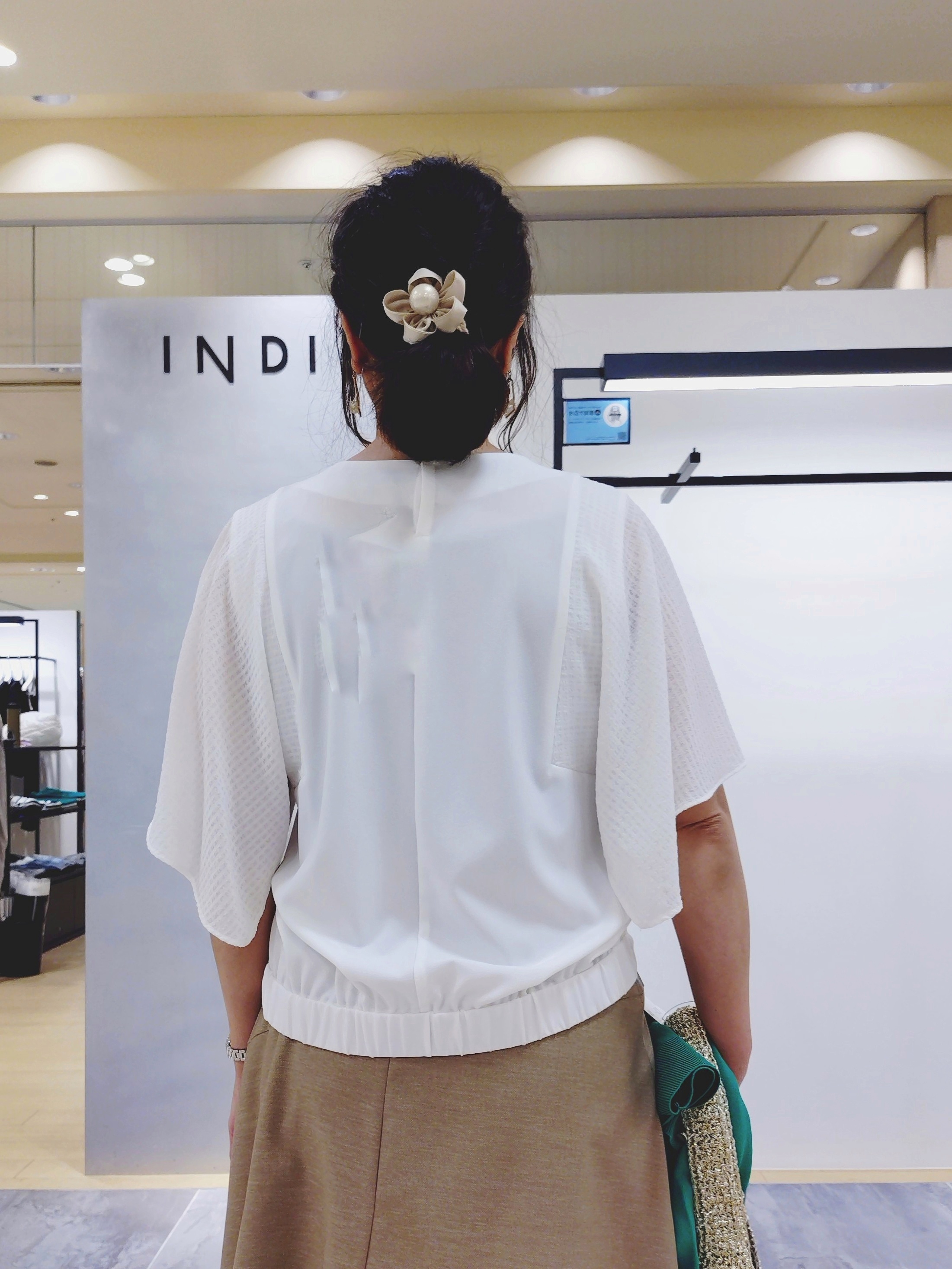 TOMOMIさんの「INDIVI｜【大人カジュアル】メタリックかぎ編みボトルバッグ」を使ったコーディネート