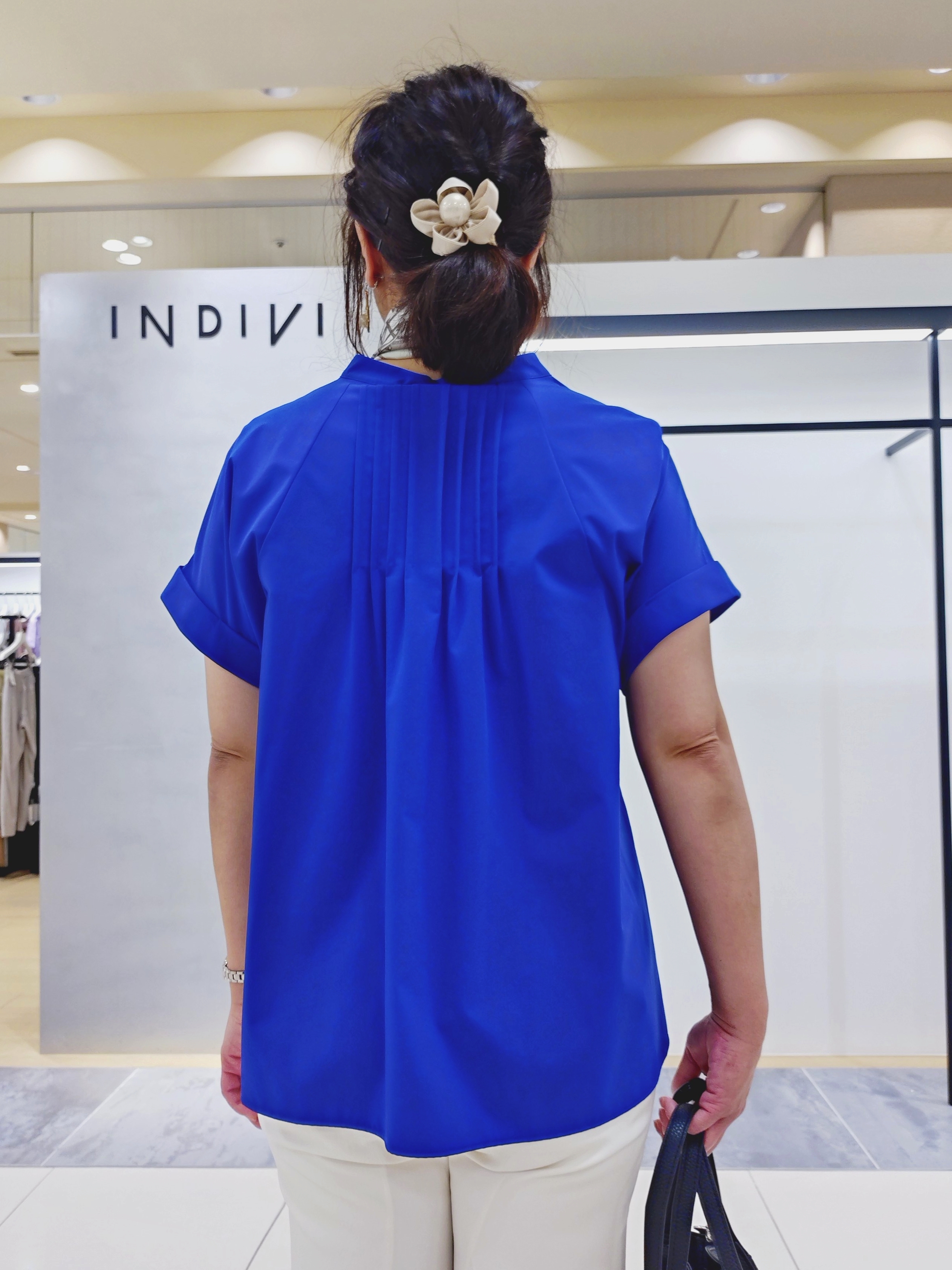 TOMOMIさんの「INDIVI｜【撥水／UVケア／SETUP可能】軽量タックスキッパーブラウス」を使ったコーディネート