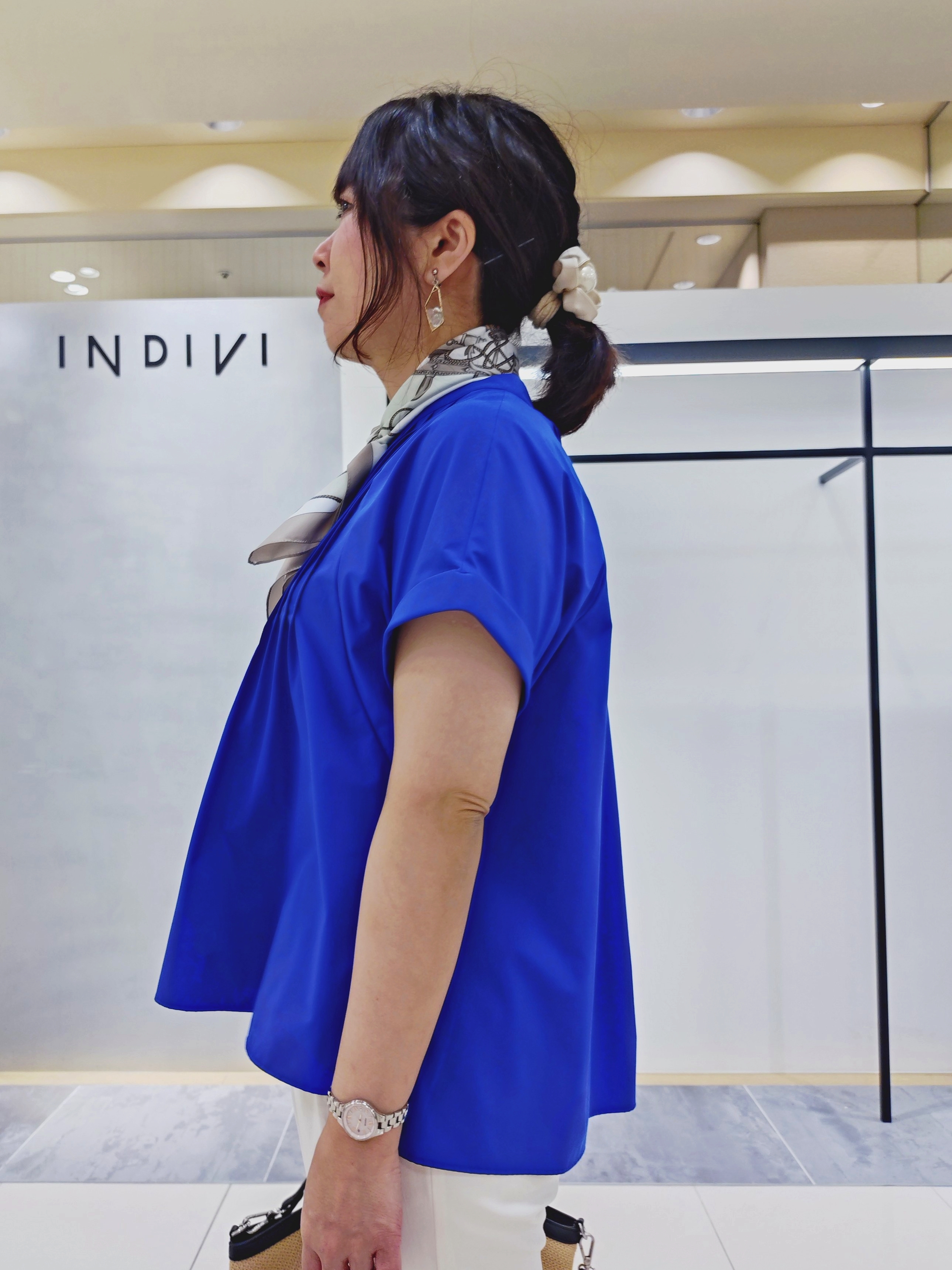 TOMOMIさんの「INDIVI｜【撥水／UVケア／SETUP可能】軽量タックスキッパーブラウス」を使ったコーディネート