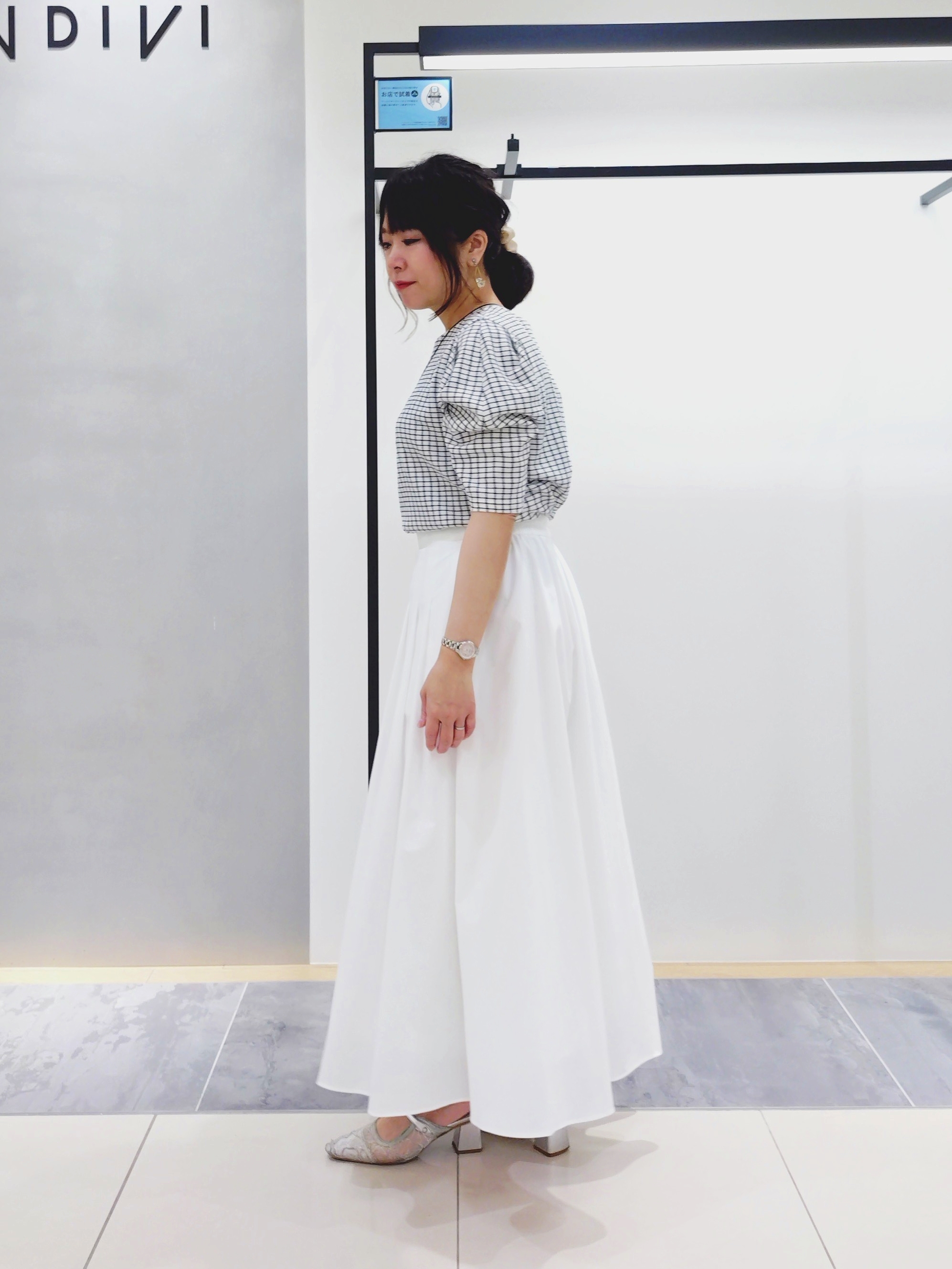 TOMOMIさんの「INDIVI｜【長さ調整自由】マーブルバイカラー ロングネックレス」を使ったコーディネート
