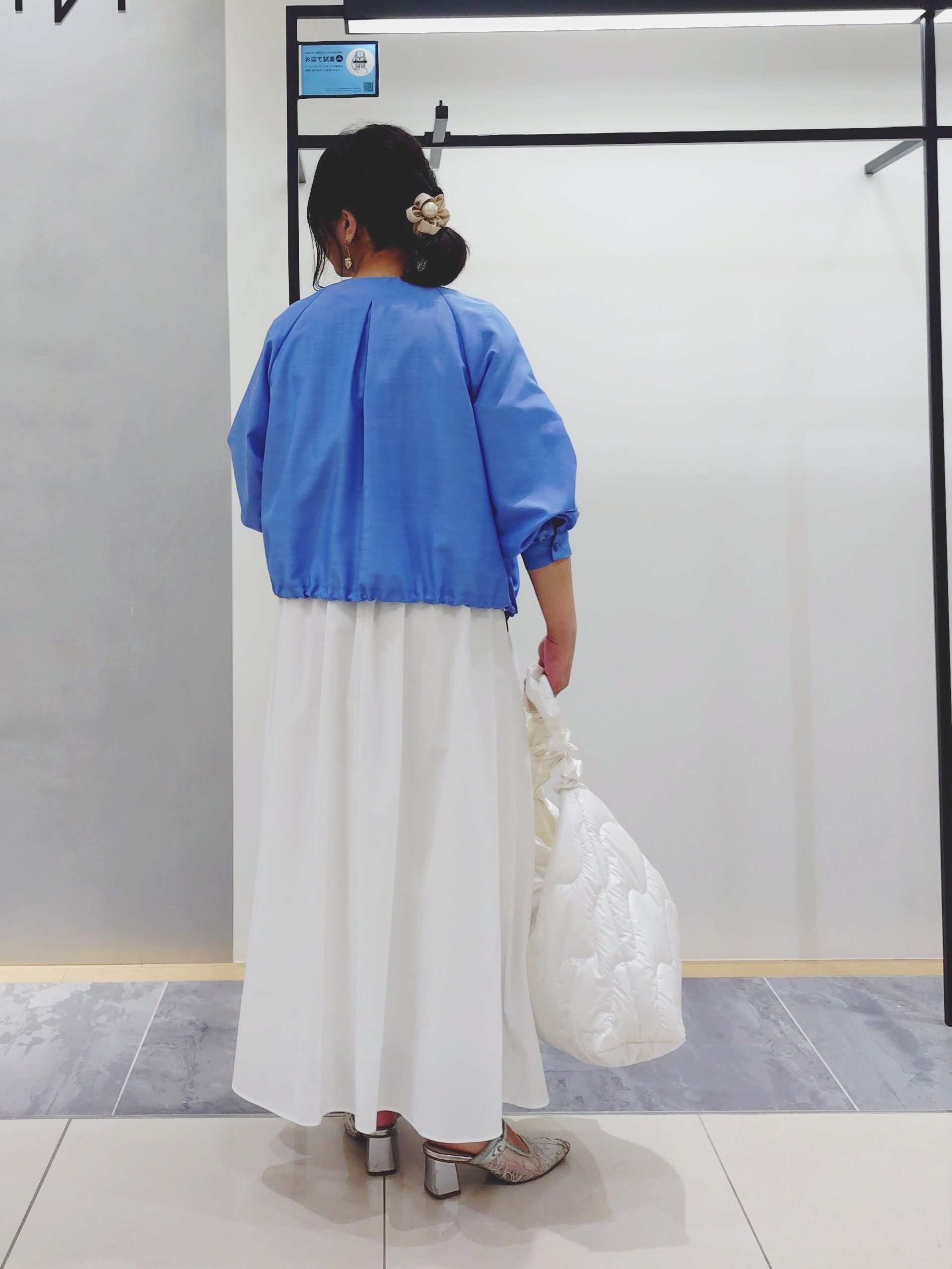 TOMOMIさんの「INDIVI｜【長さ調整自由】マーブルバイカラー ロングネックレス」を使ったコーディネート