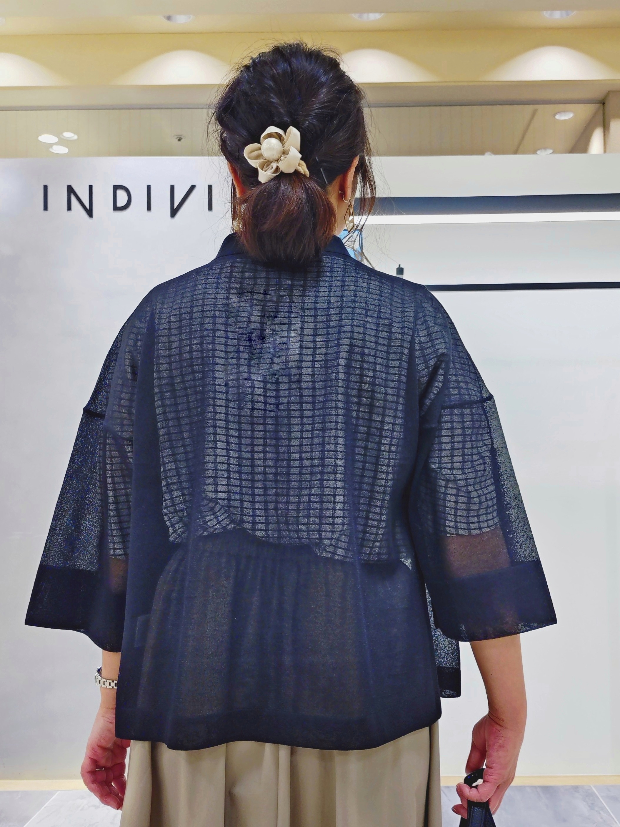 TOMOMIさんの「INDIVI｜【撥水／UVケア／SETUP可能】軽量マキシ丈タックスカート」を使ったコーディネート