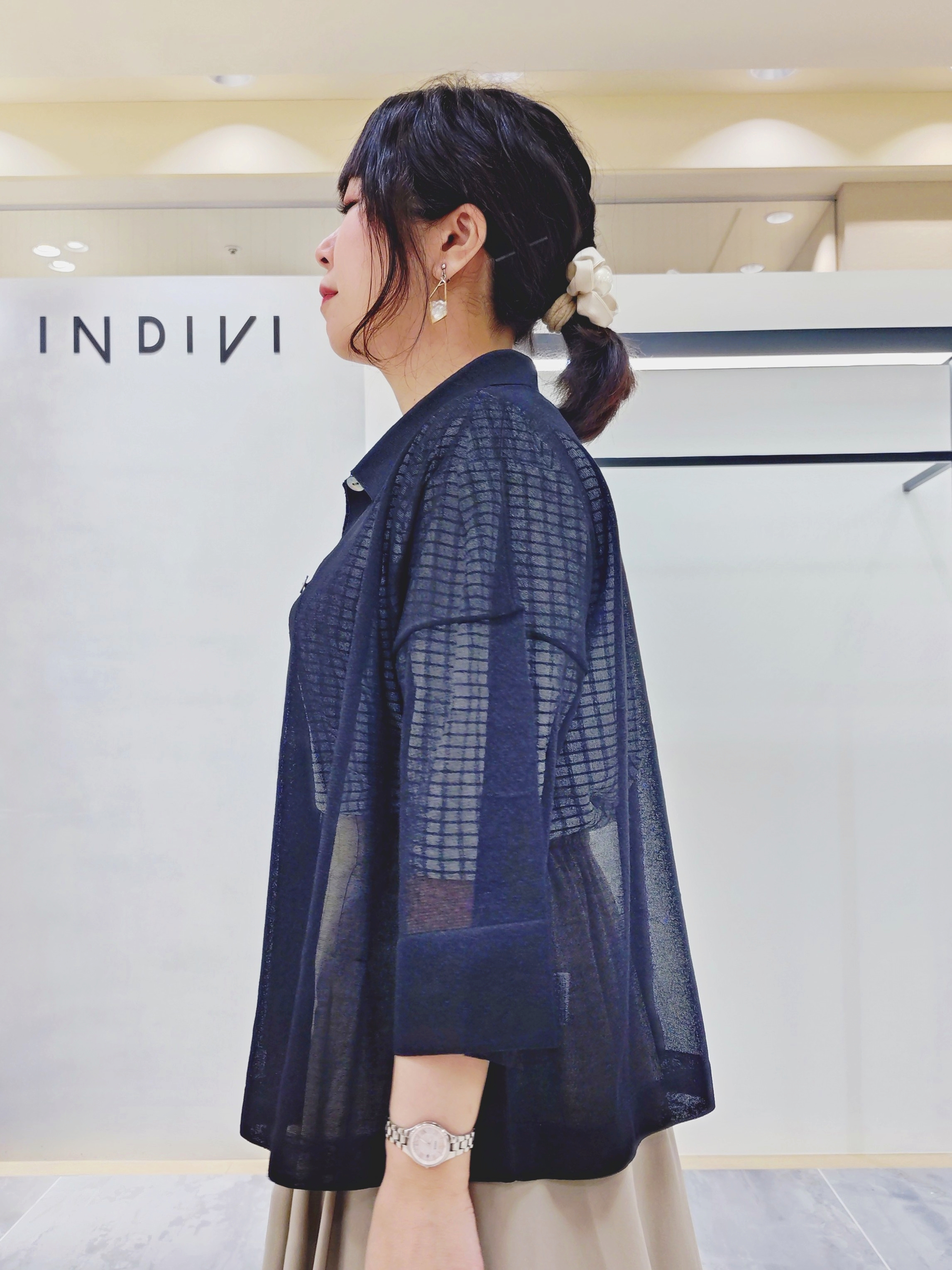 TOMOMIさんの「INDIVI｜【撥水／UVケア／SETUP可能】軽量マキシ丈タックスカート」を使ったコーディネート