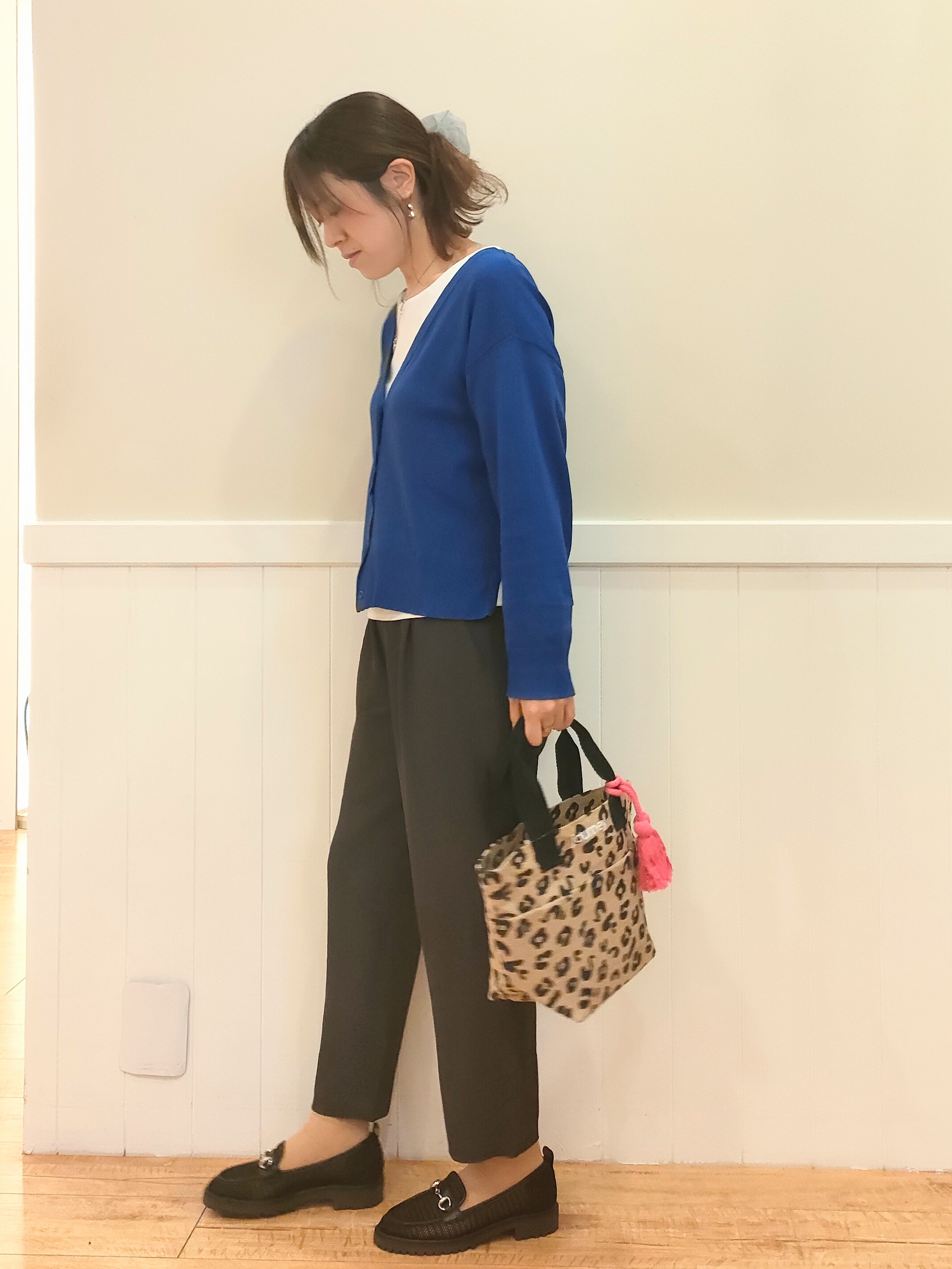 NMさんの「SHOO･LA･RUE｜【洗濯機可/UV】さらっとしたタッチが心地よい ショート丈 Vネックカーディガン」を使ったコーディネート