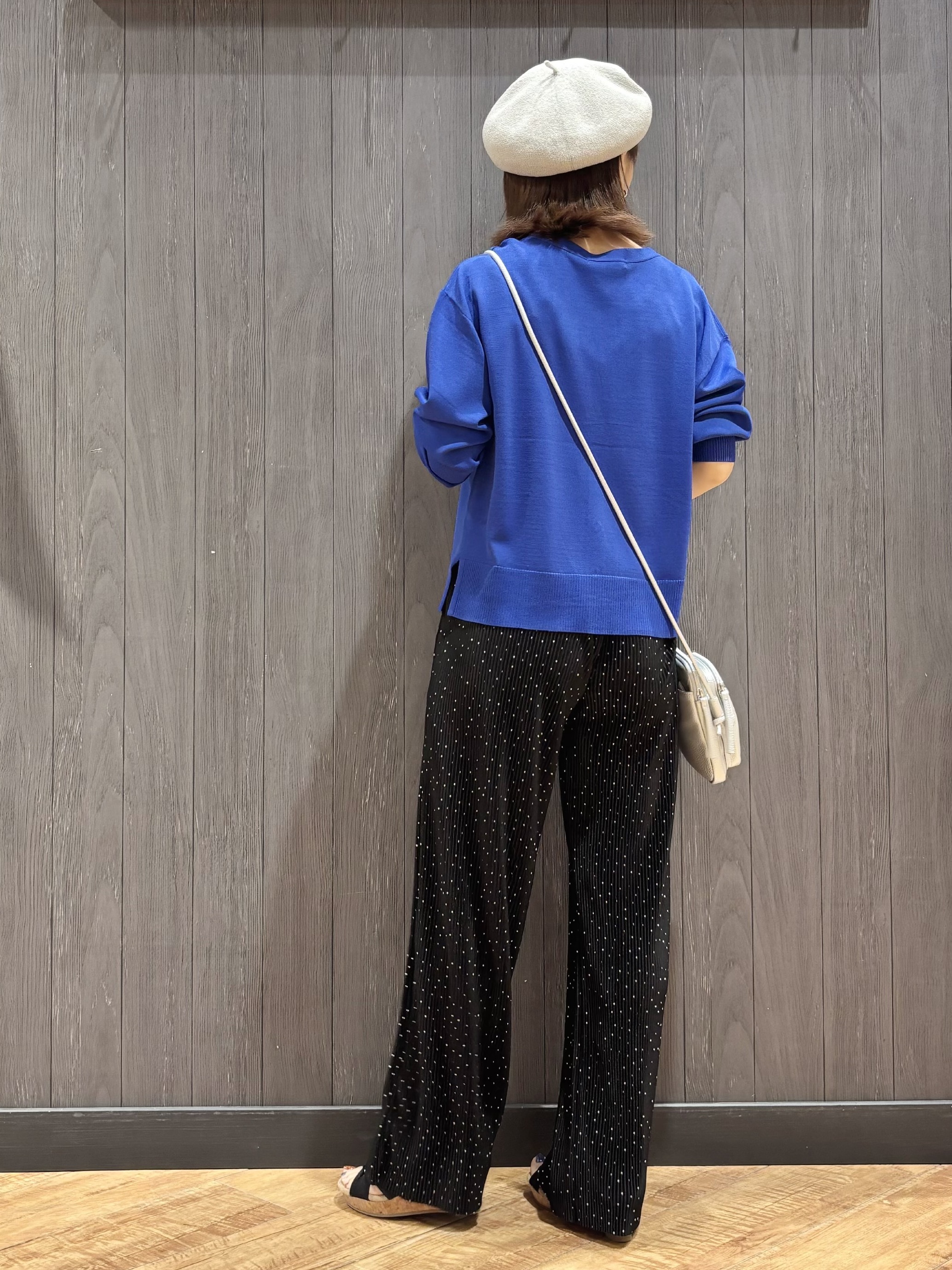meiさんの「SHOO･LA･RUE｜【洗濯機可/UV】さらっとしたタッチが心地よい ショート丈 Vネックカーディガン」を使ったコーディネート