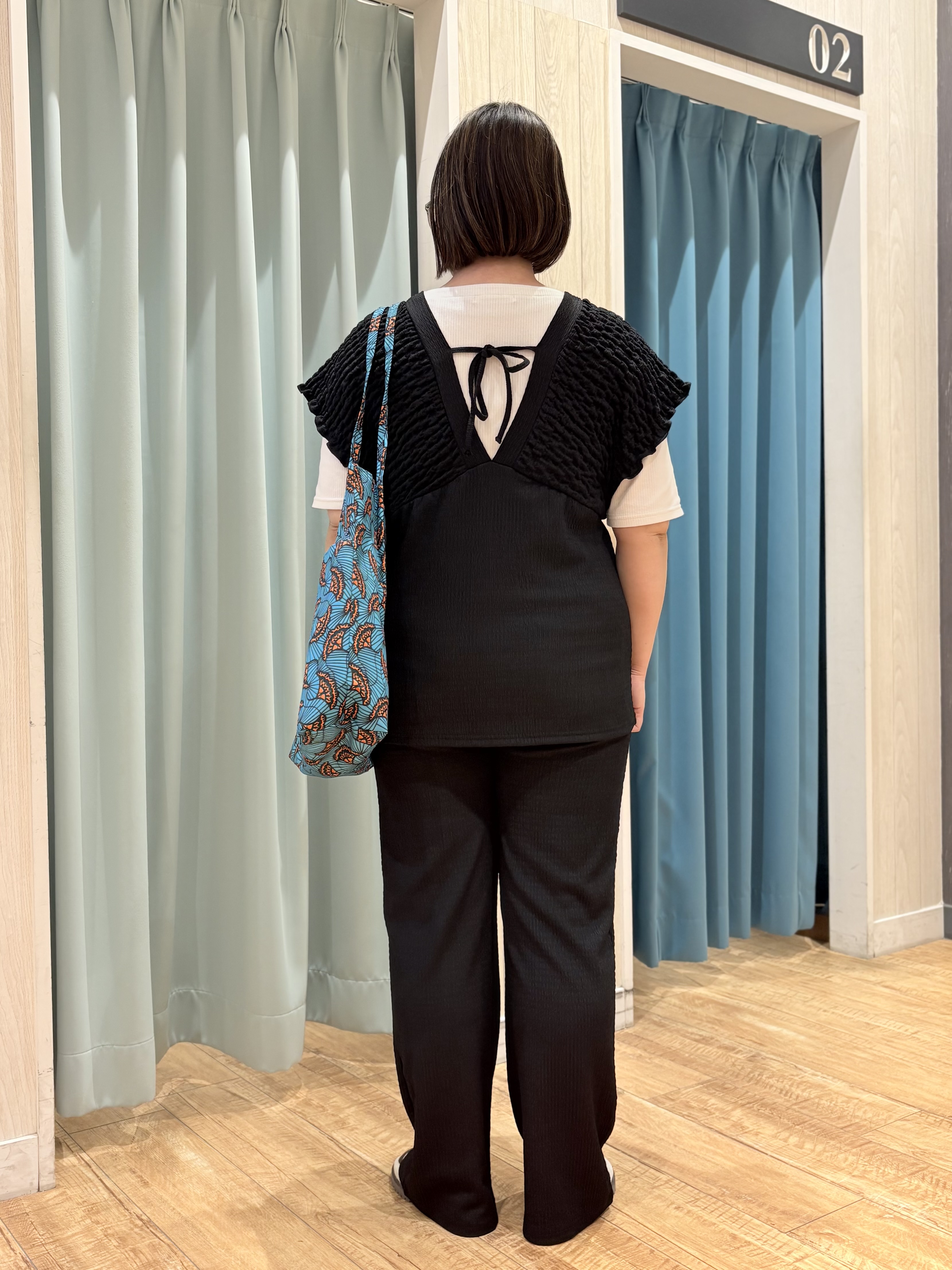 砂糖さんの「SHOO･LA･RUE｜【2点セット/S-LL/洗濯機可】お袖シャーリングブラウス+ワイドパンツ」を使ったコーディネート