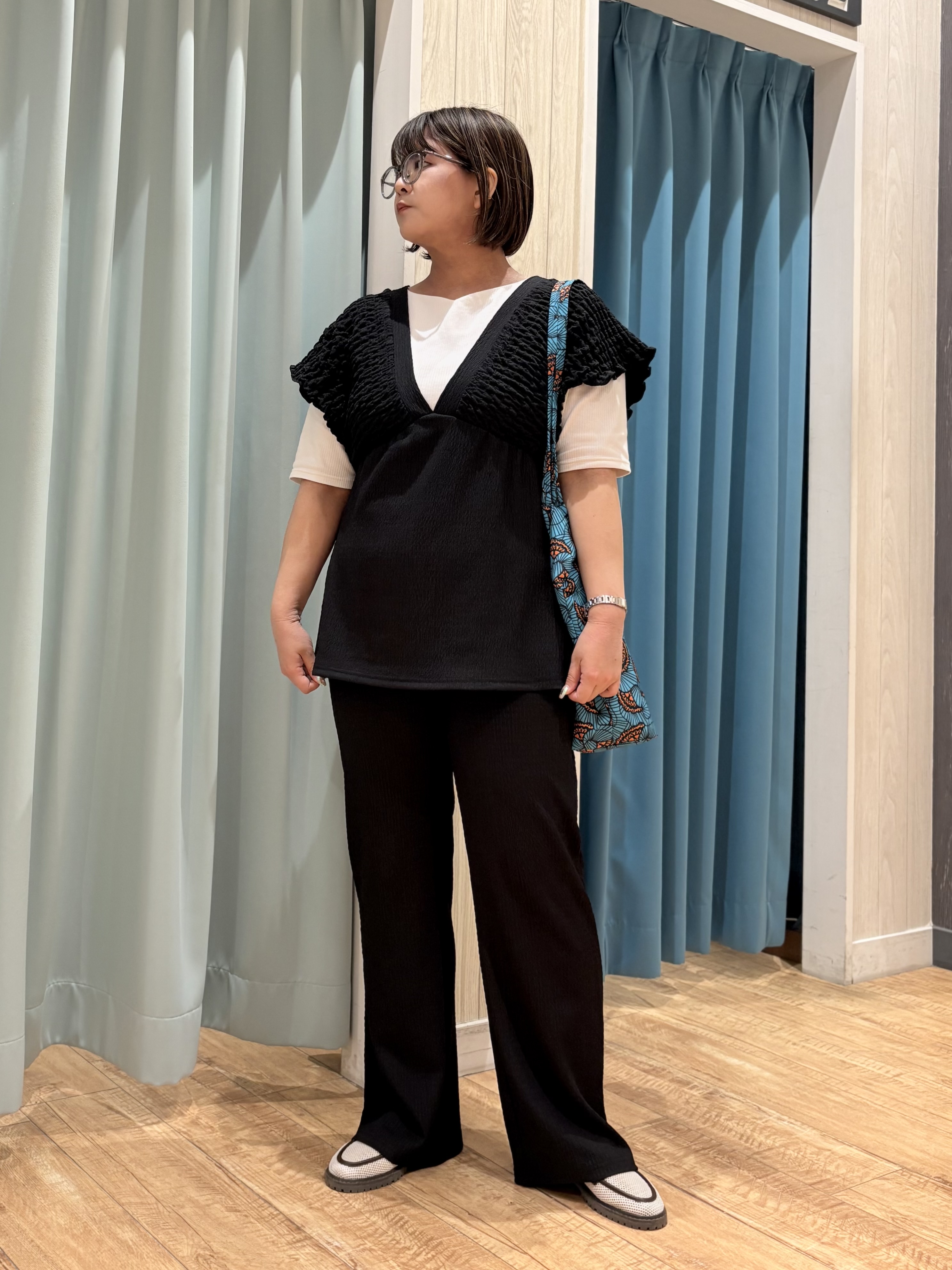 砂糖さんの「SHOO･LA･RUE｜【2点セット/S-LL/洗濯機可】お袖シャーリングブラウス+ワイドパンツ」を使ったコーディネート