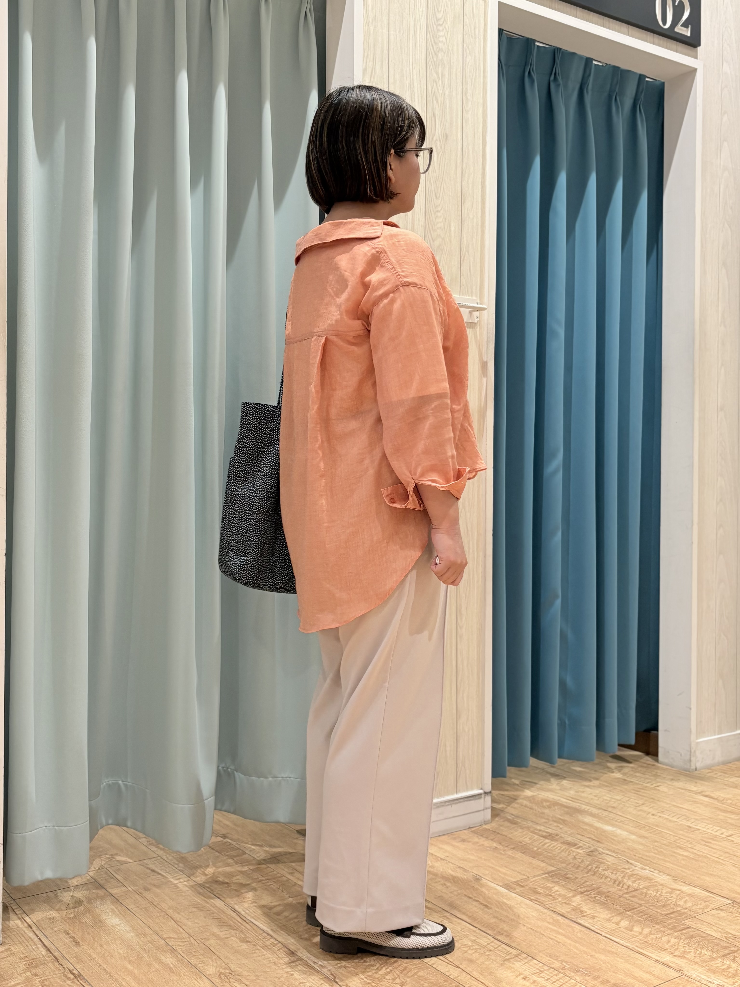 砂糖さんの「SHOO･LA･RUE｜【体型カバー】ふんわり質感 やわらかこなれシアーシャツ」を使ったコーディネート