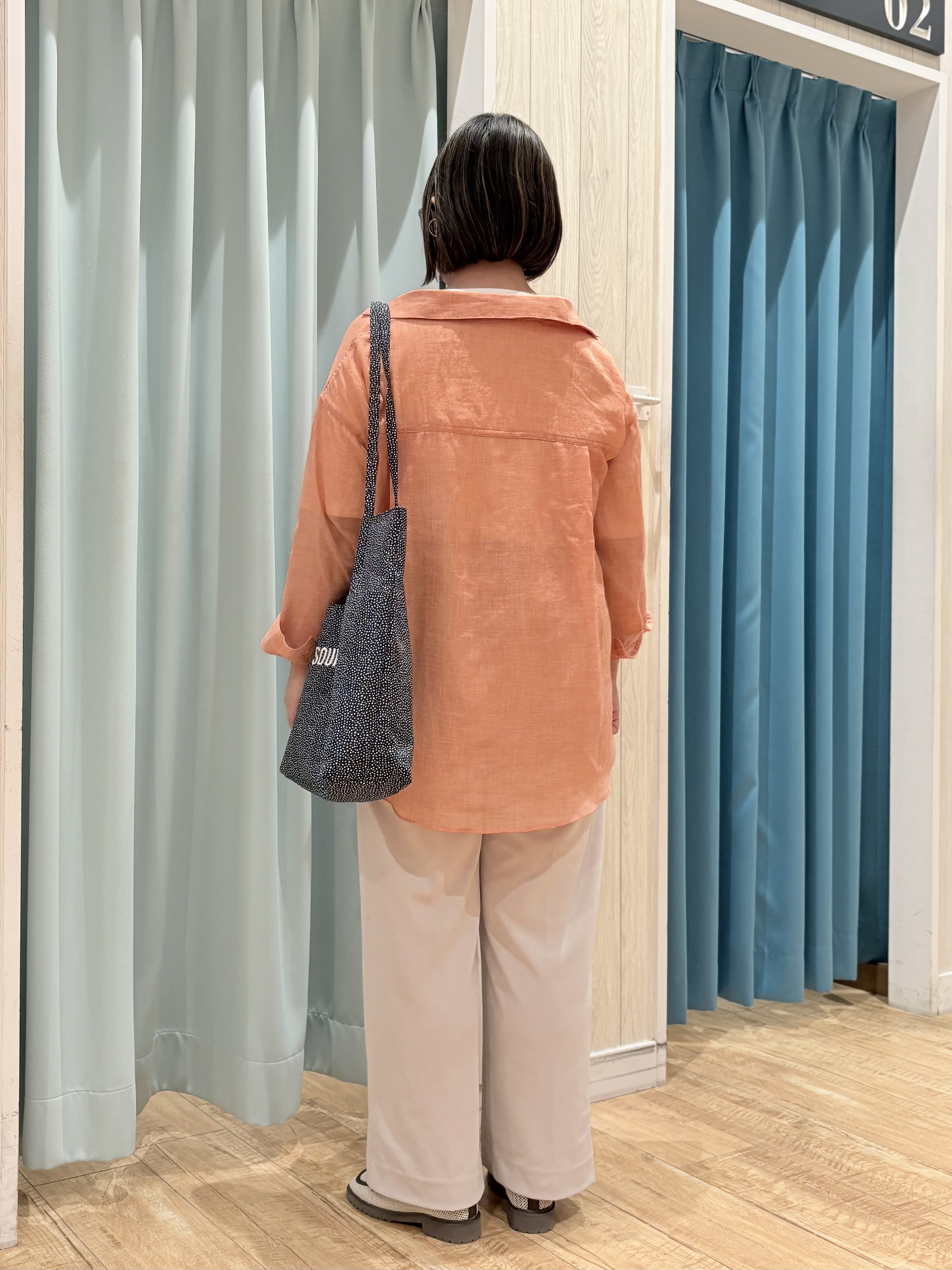 砂糖さんの「SHOO･LA･RUE｜【体型カバー】ふんわり質感 やわらかこなれシアーシャツ」を使ったコーディネート
