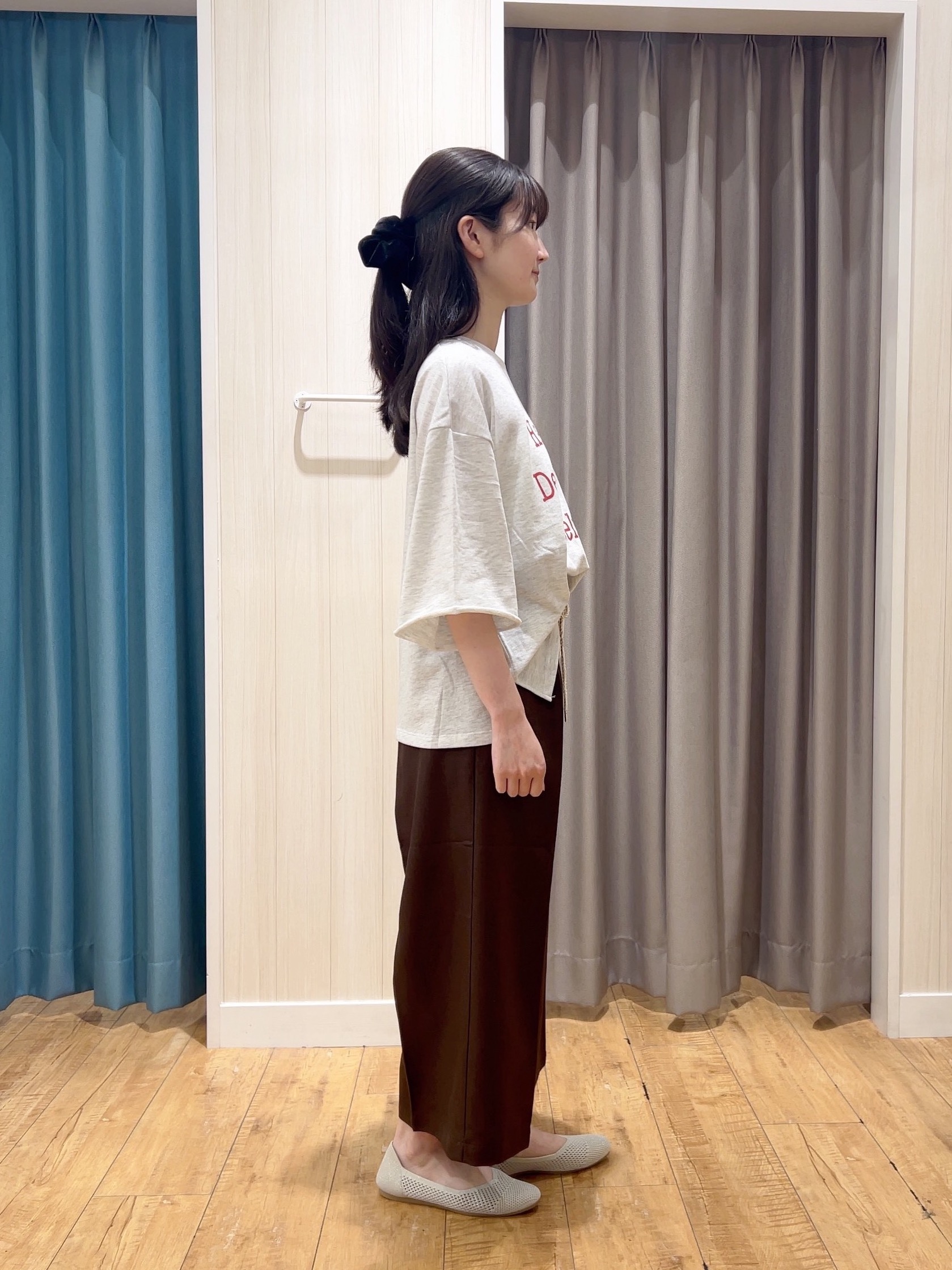 moneさんの「SHOO･LA･RUE｜【洗濯機可/S-LL/選べる6柄】切りっぱなしお袖がこなれカジュアル 5分袖シアーTシャツ」を使ったコーディネート