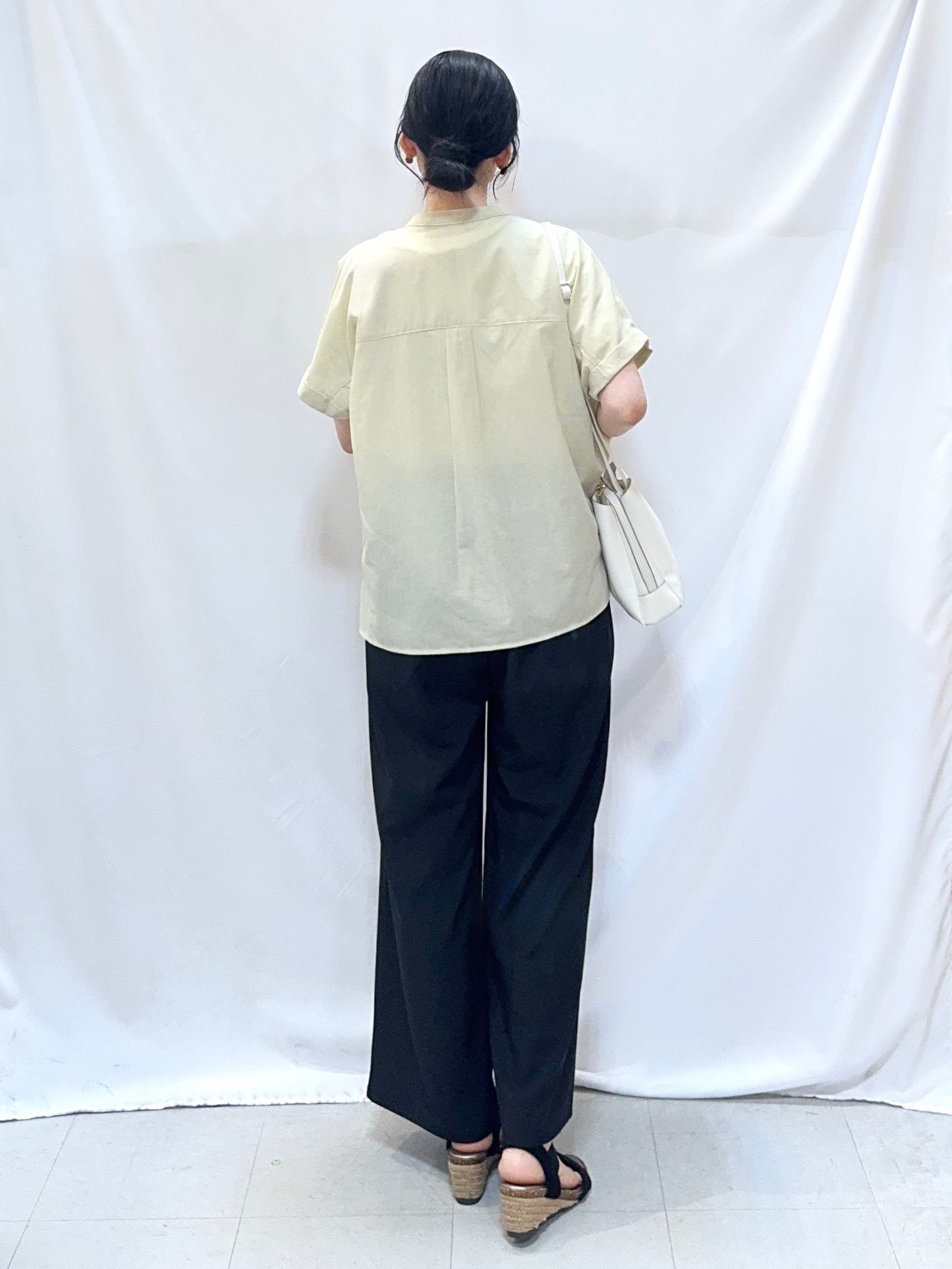 𝐇𝐢𝐫𝐨𝐦𝐢さんの「SHOO･LA･RUE｜【通気性〇/UV/S-LL】風が通り抜ける 半袖バンドカラーシアーシャツ」を使ったコーディネート
